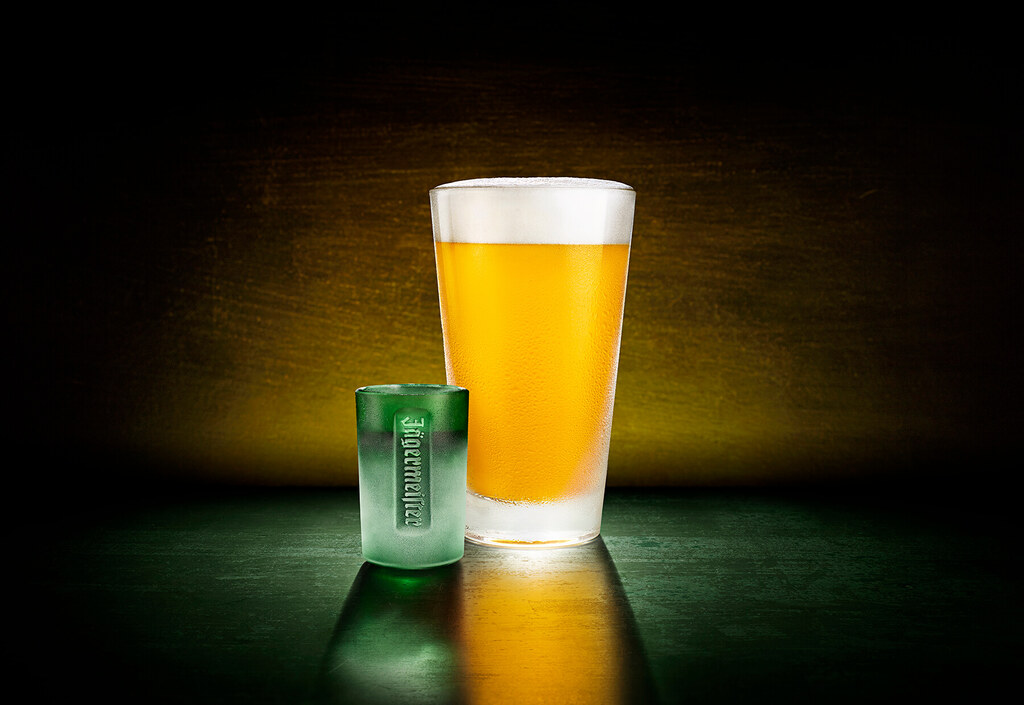 ett glas med jägermeister och en stor öl