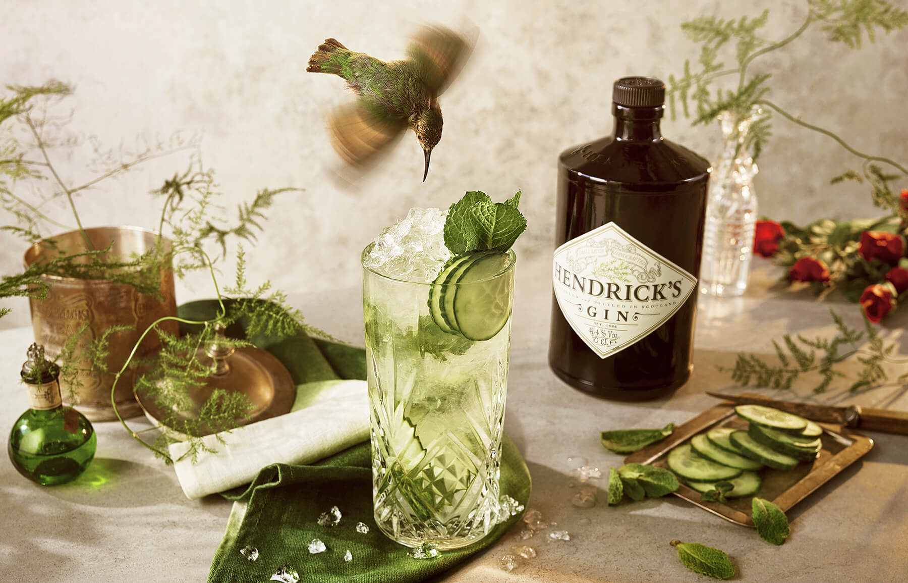 Hendrick's gin med drink och en fågel