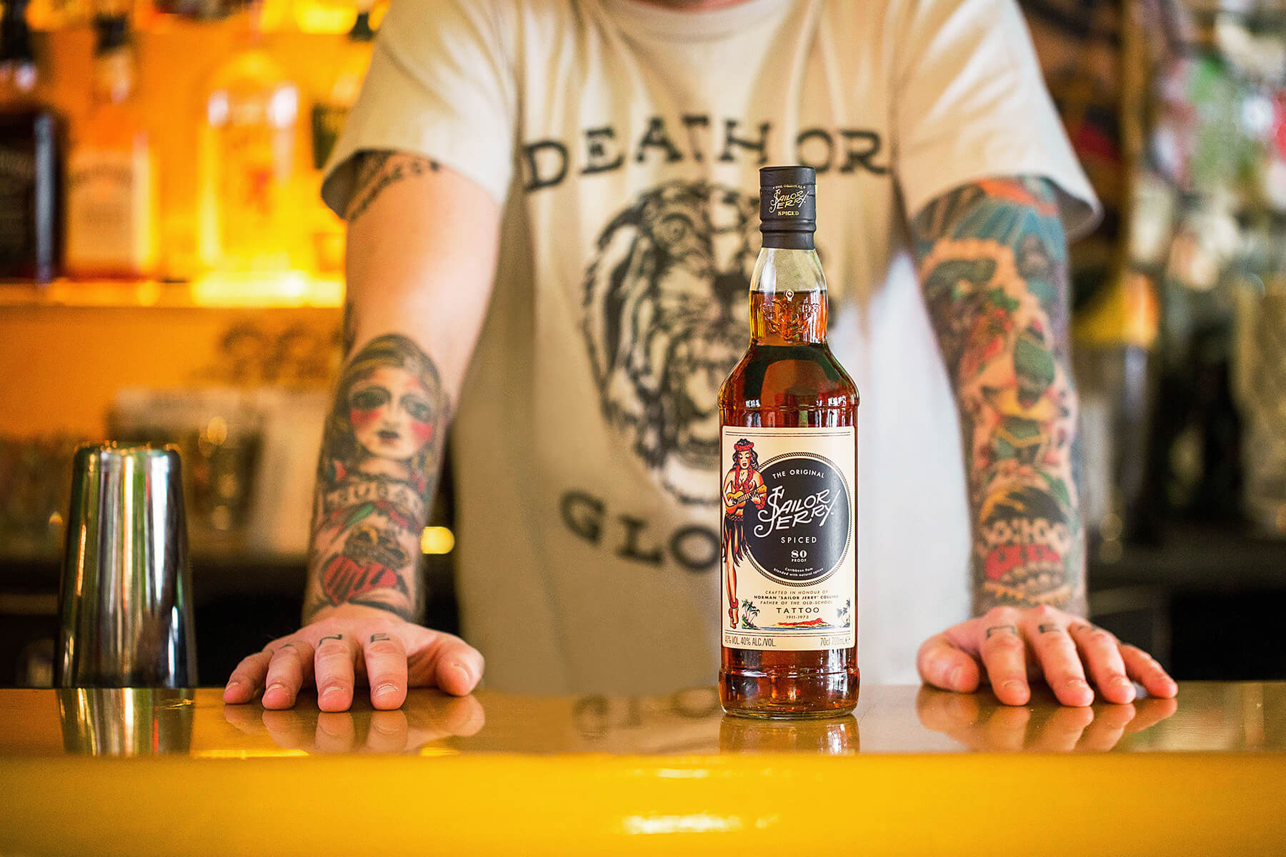 bartender med sailor jerry flaska