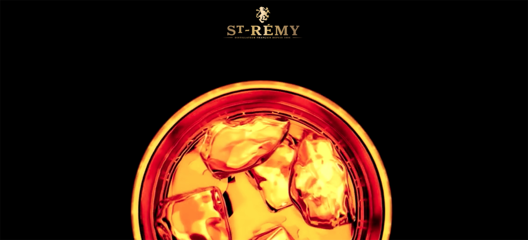 cognacs glas med dryck ovanifrån