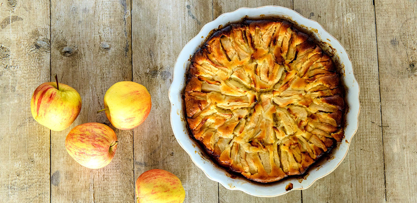 en äppelpaj i form med äpplen