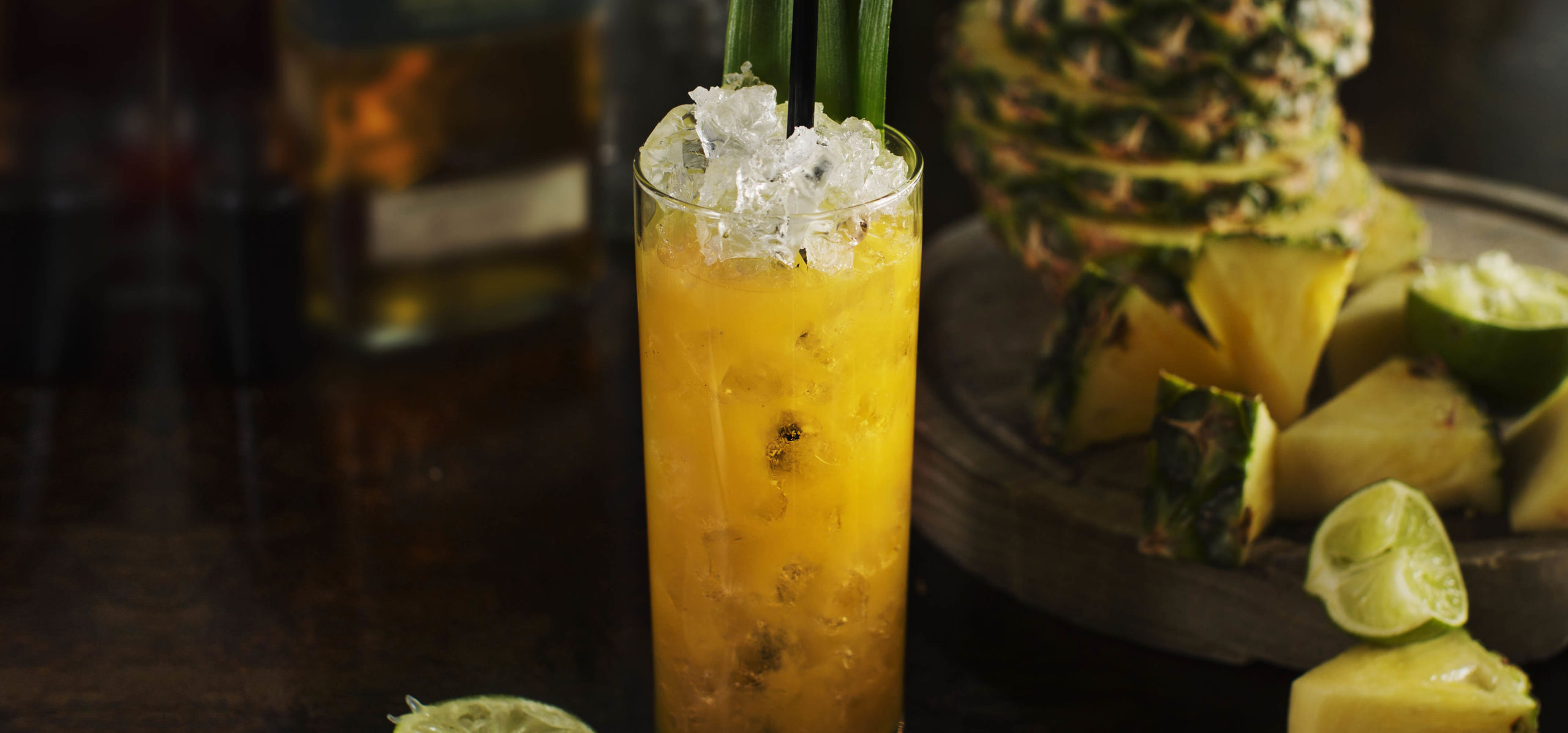 Ett glas med den tropiska drinken The Chateau Fizz