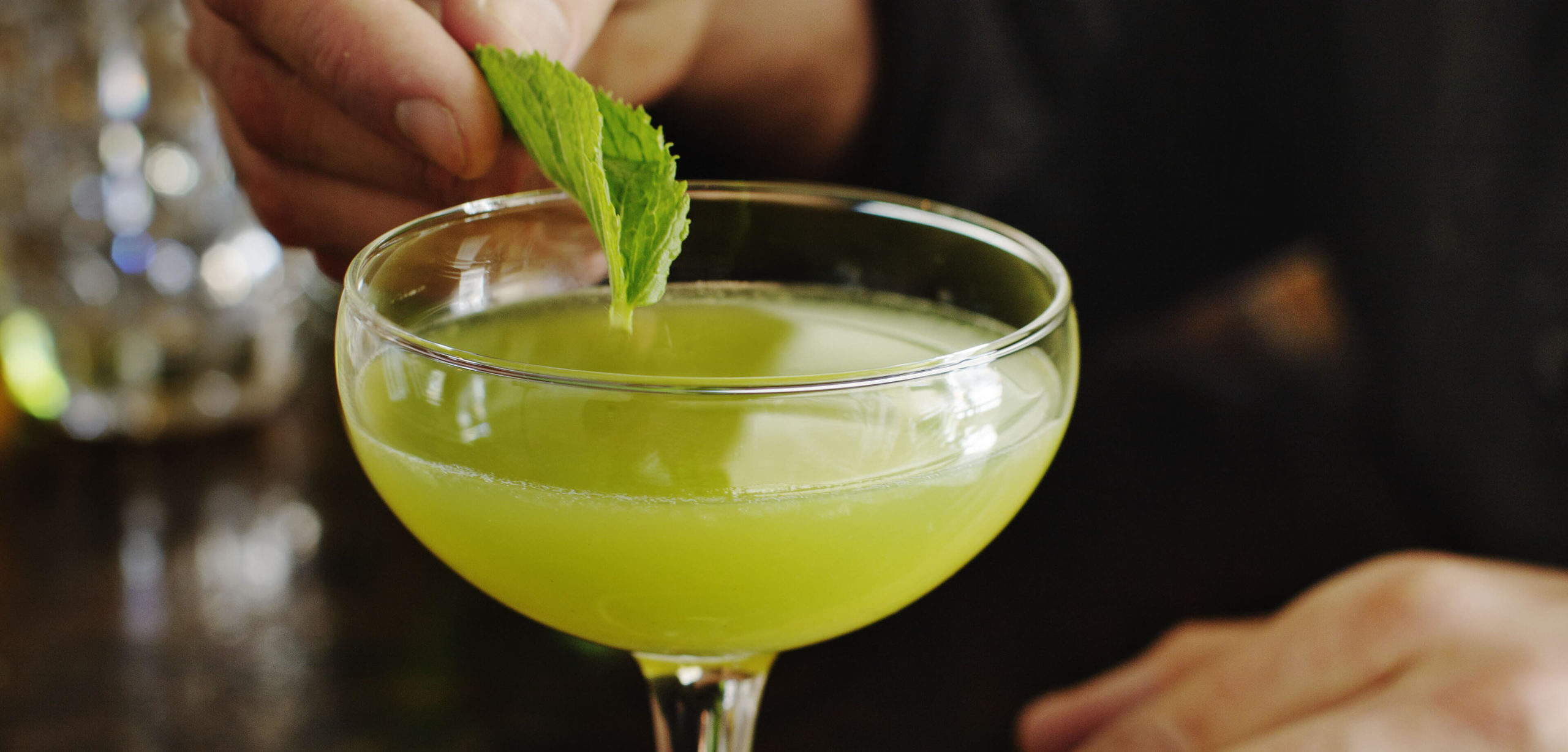 ett glas med en grön drink