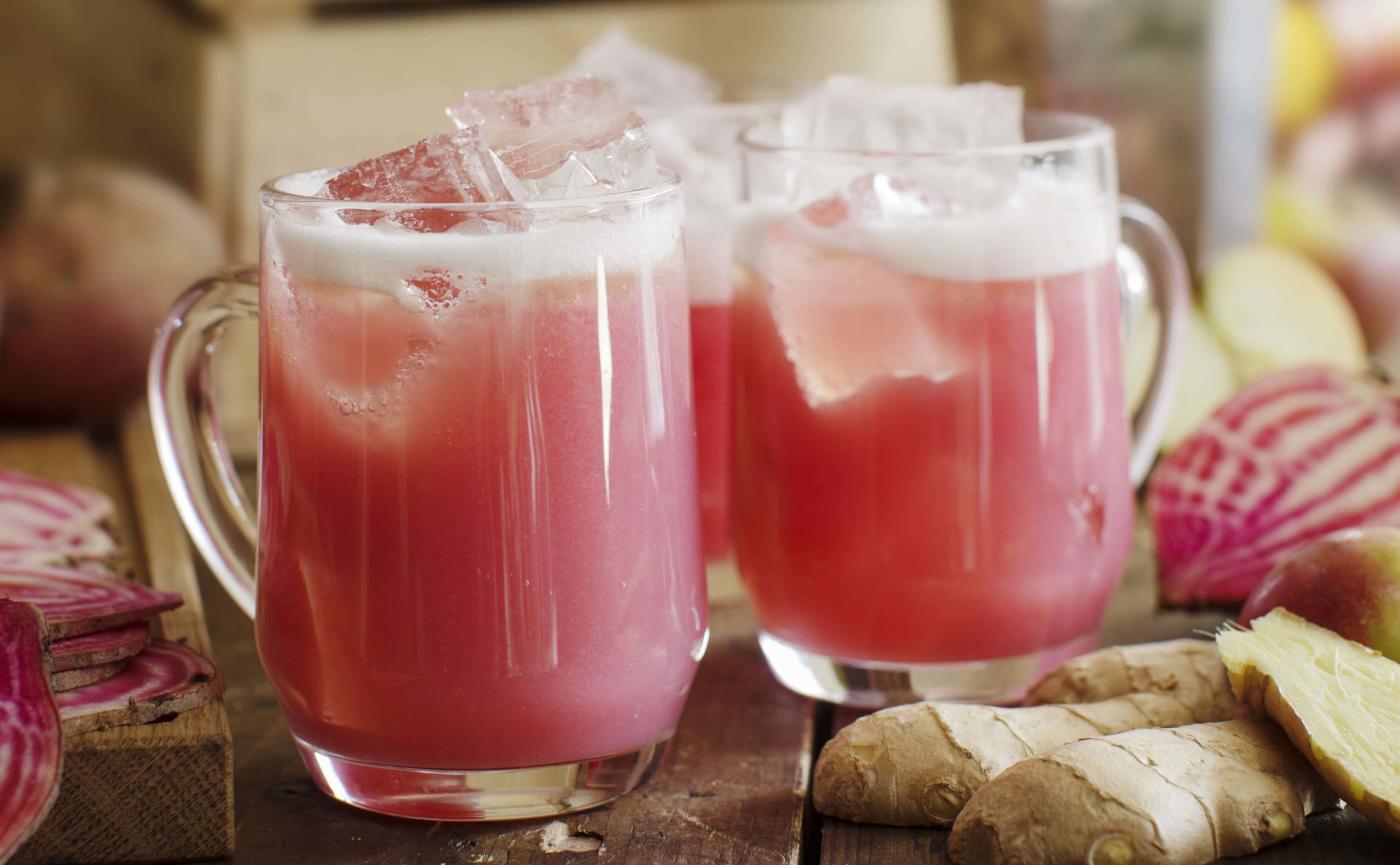 två drinkar med rosa drink