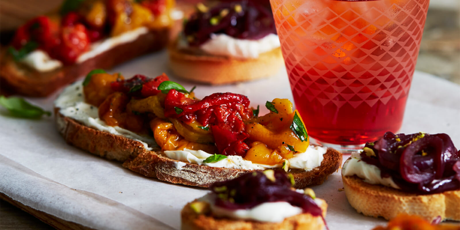 bruschetta med paprika och rödlök