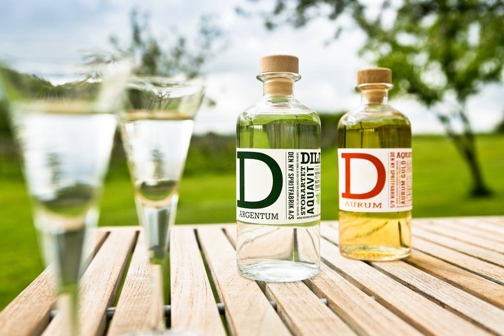 två flaskor snaps dill och två glas