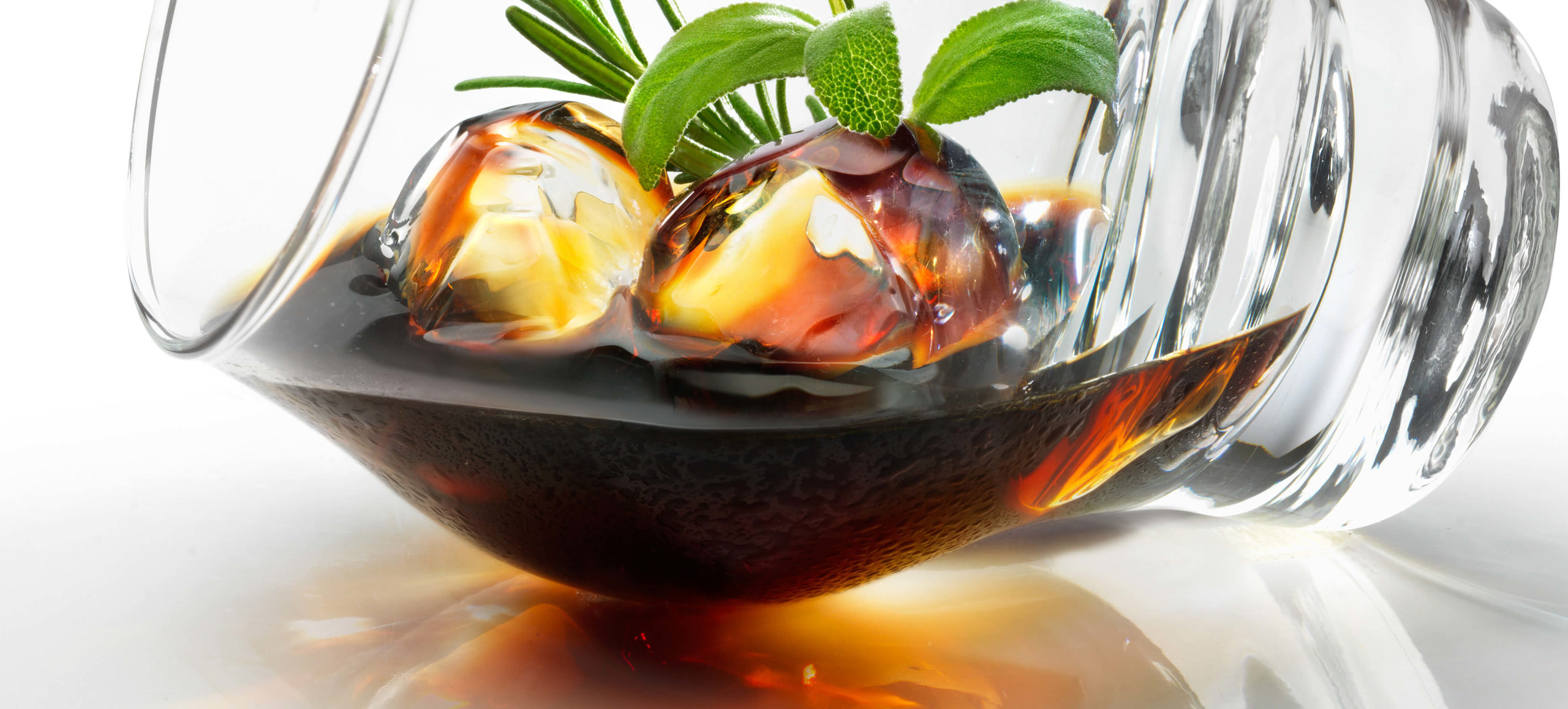 ett glas med is och drink