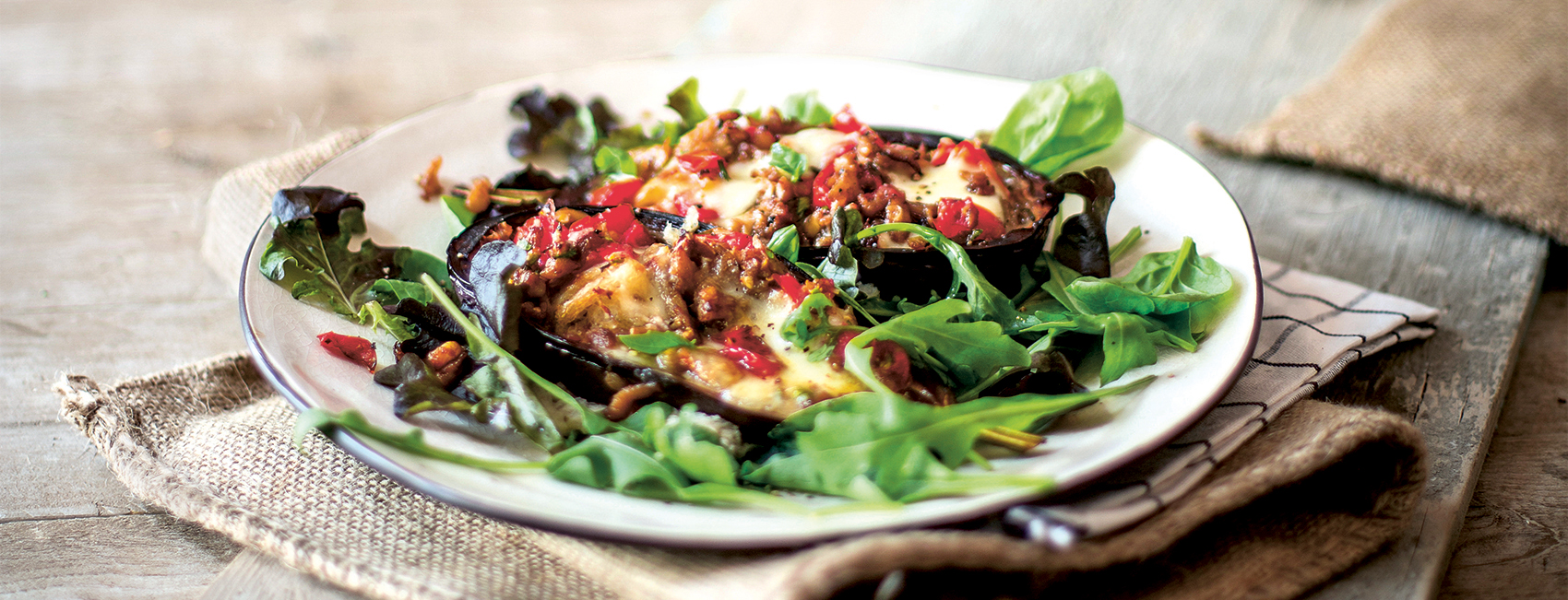 aubergin på tallrik med sallad