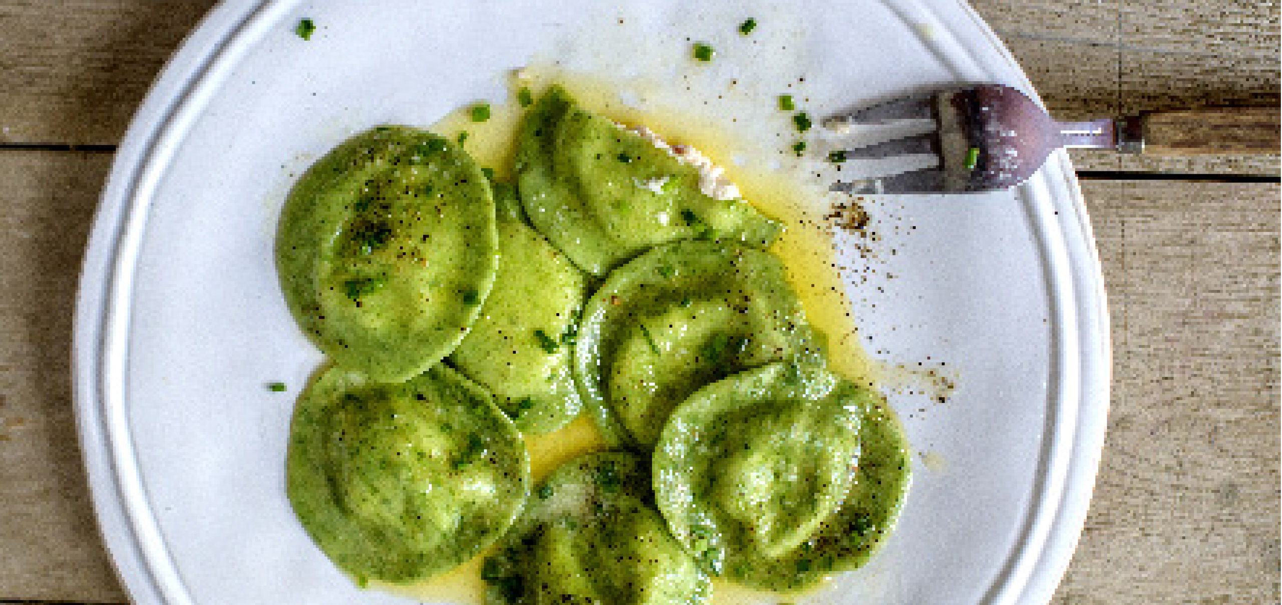 pasta grön på tallrik