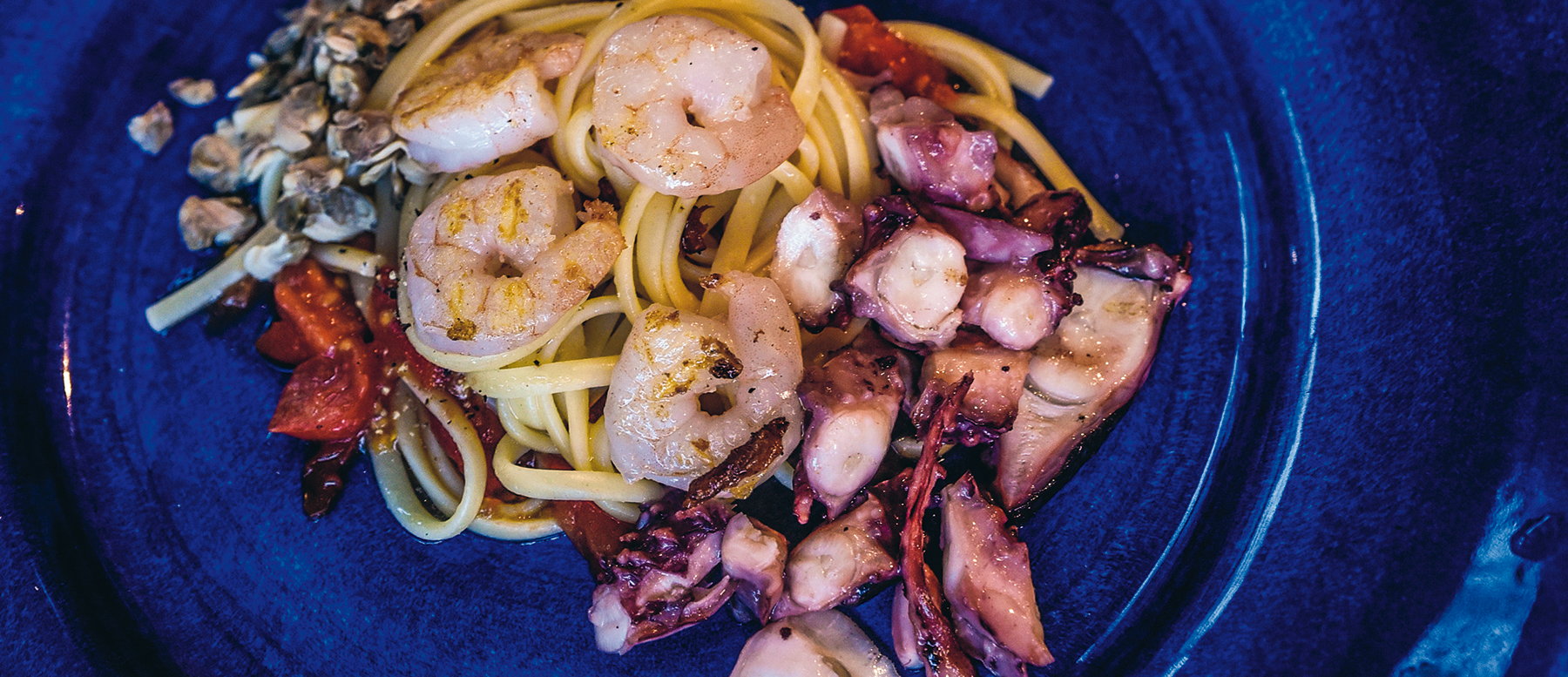 skaldjursrätt på tallrik