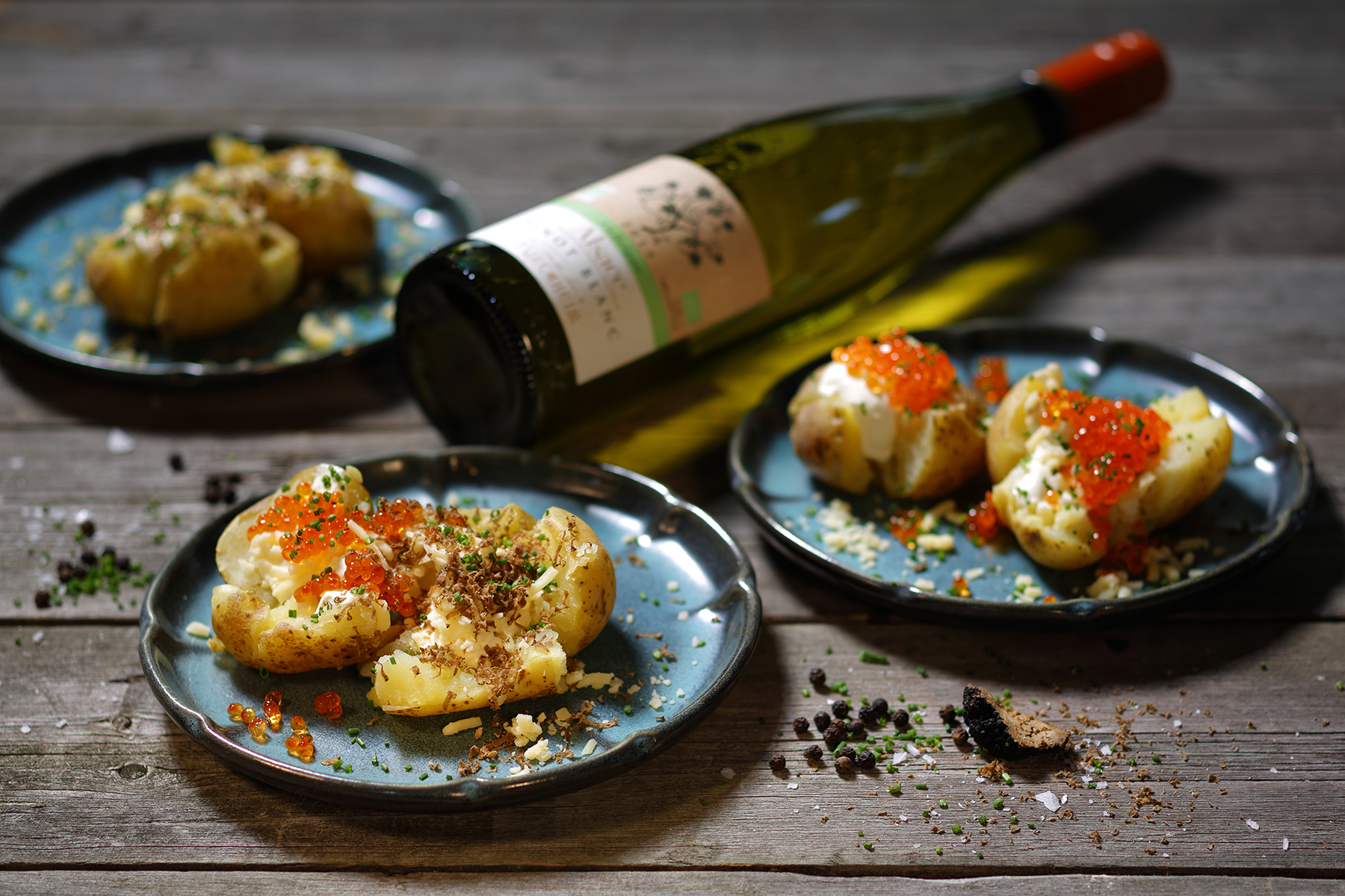 krossad potatis med rom och en liggande vinflaska