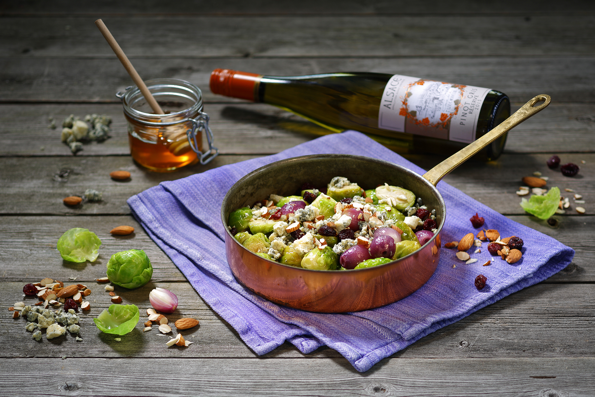 brusselkpl i en stekpanna med lila duk