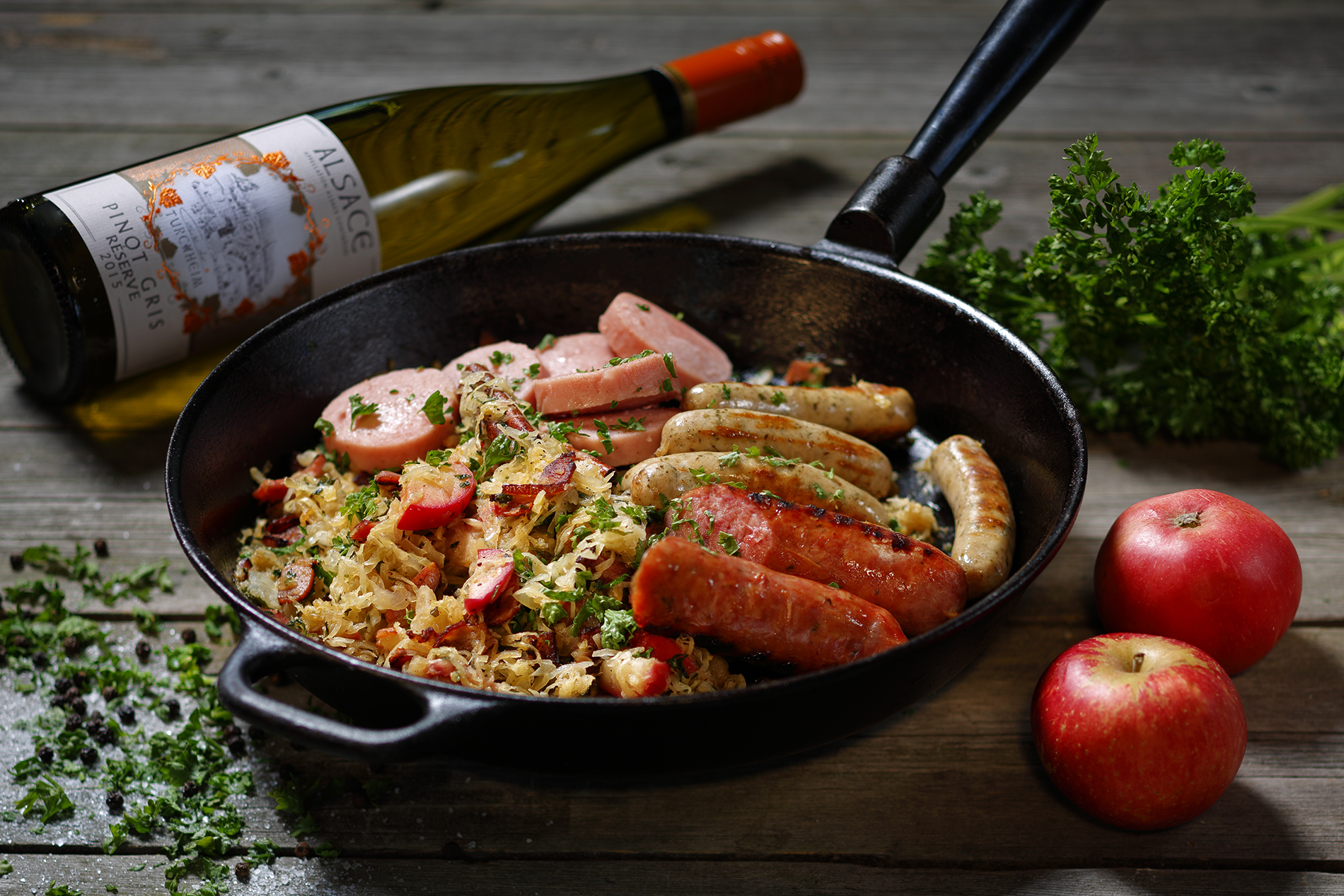 surkål med korv i en stekpanna