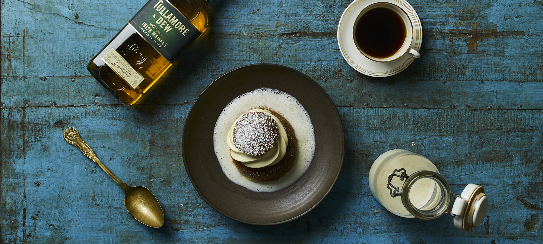 en semla med en whiskyflaska på bord