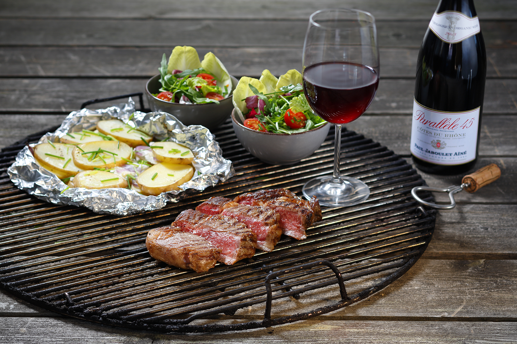 grill med rödvin och potatis och sallad