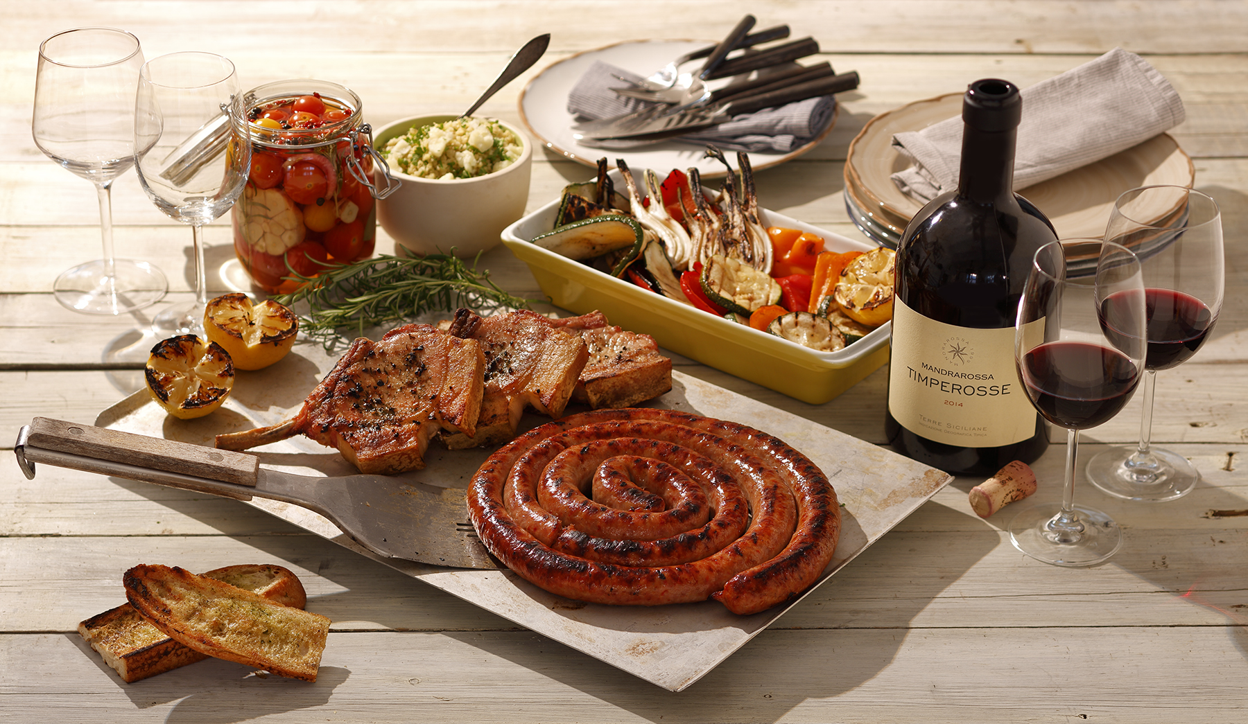 korv och kött på tallrik med vinflaska