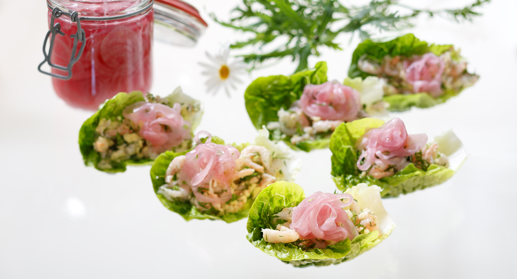 små blad med räkor på och lök