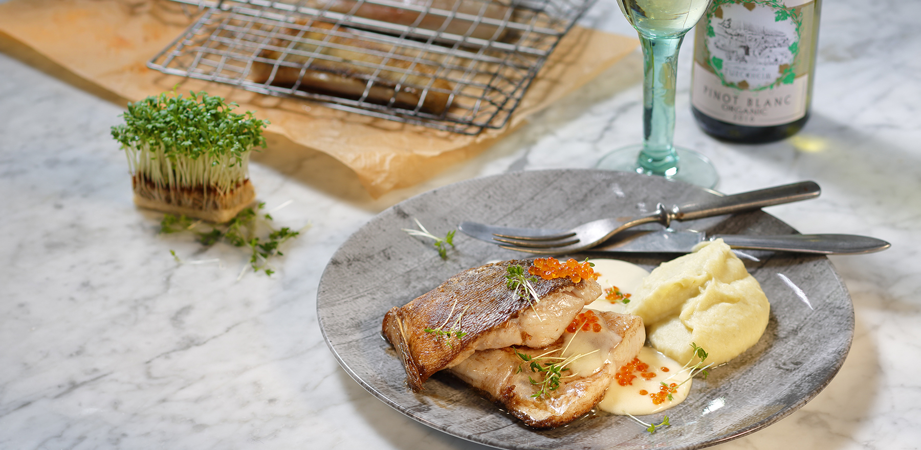 grillad fisk med potatismos på en tallrik