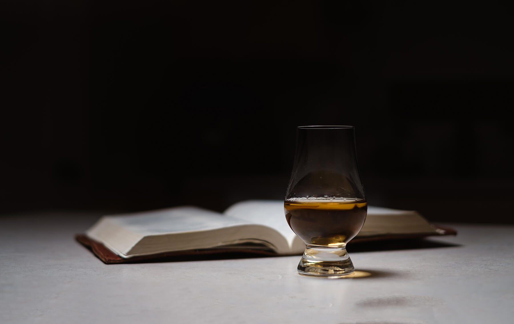 en bok om whisky tillsammans med ett glas
