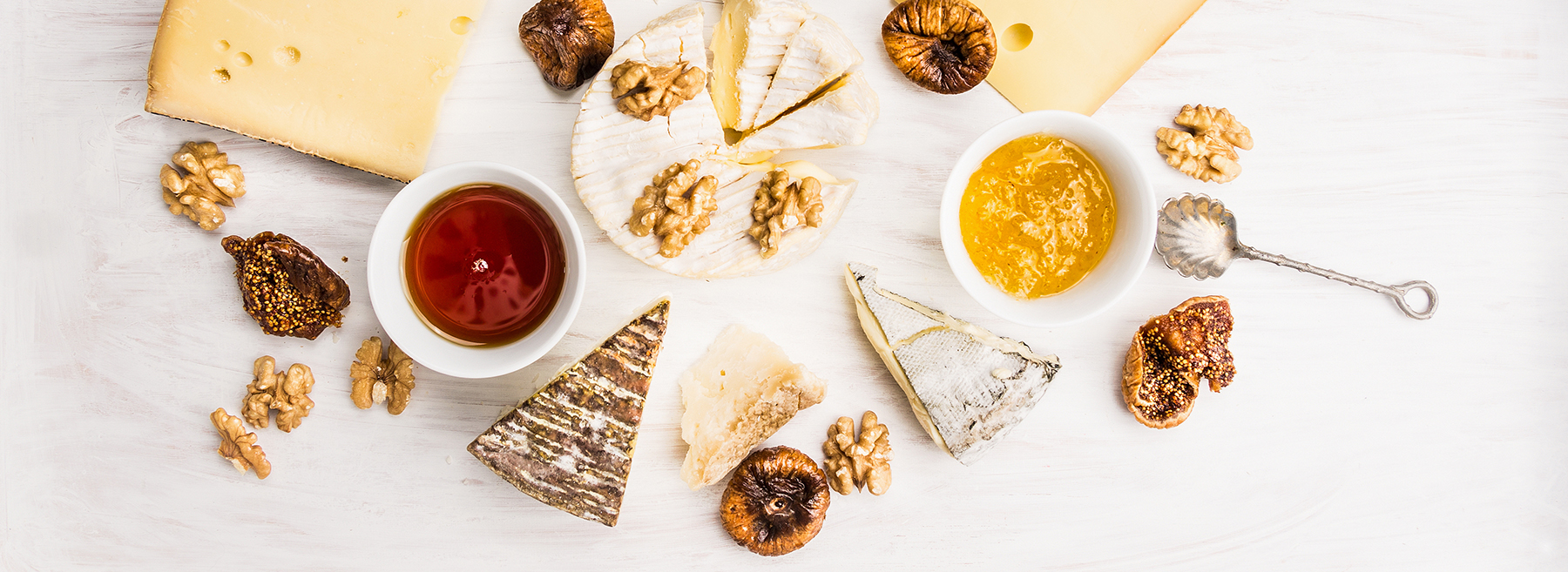 massa av ostar på ett bord