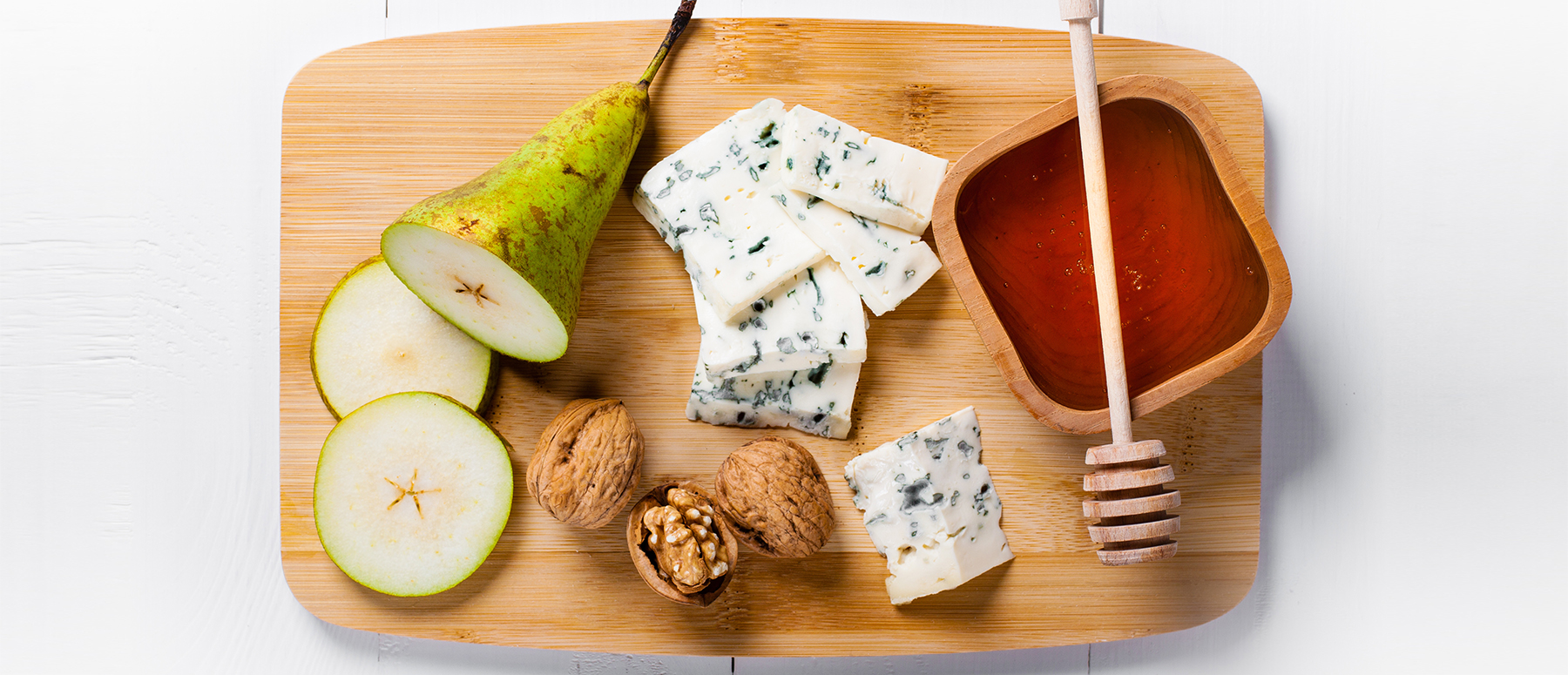 ost och päron på en bricka