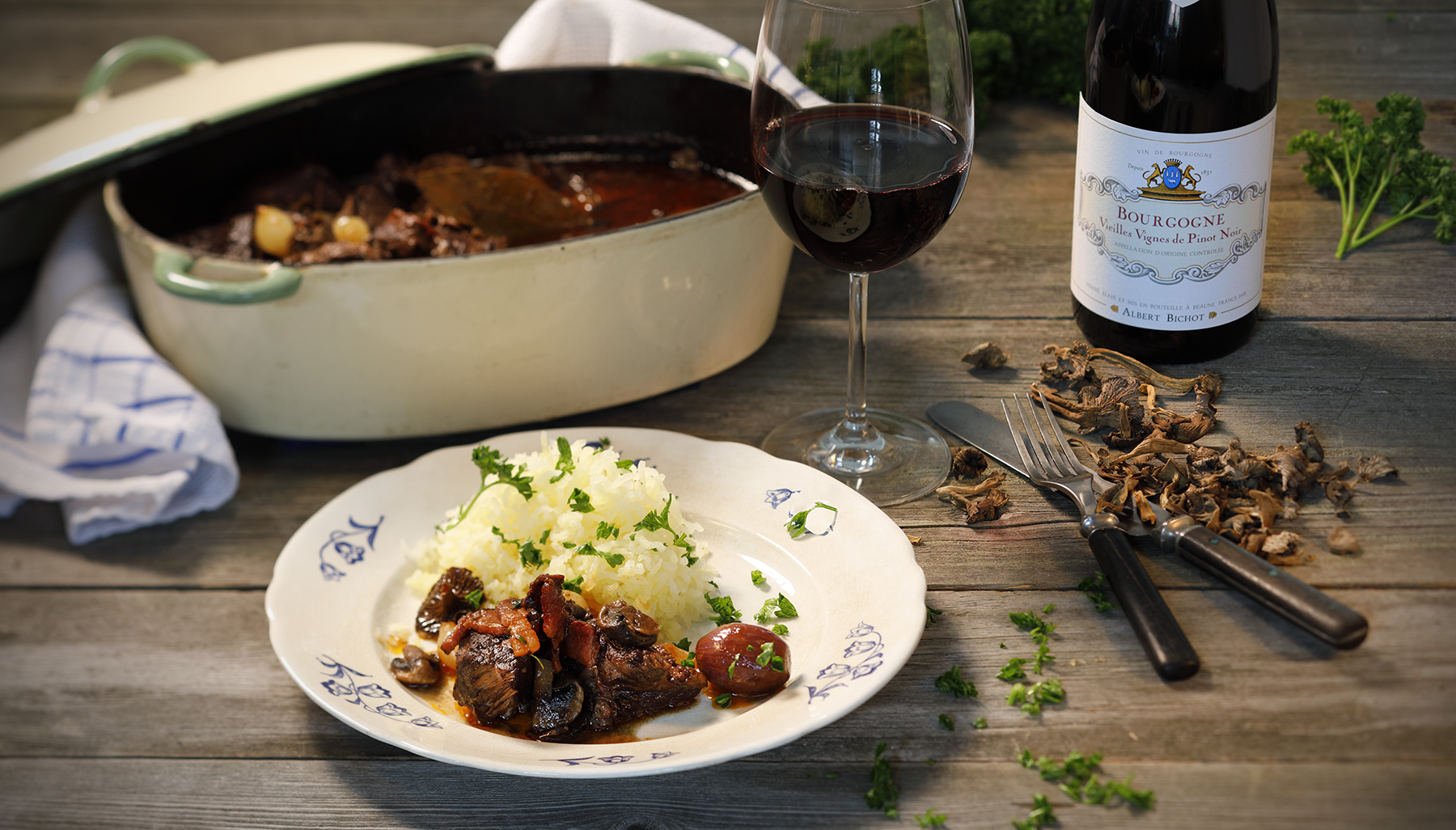 en beuf bourgignon i gryta med pressad potatis