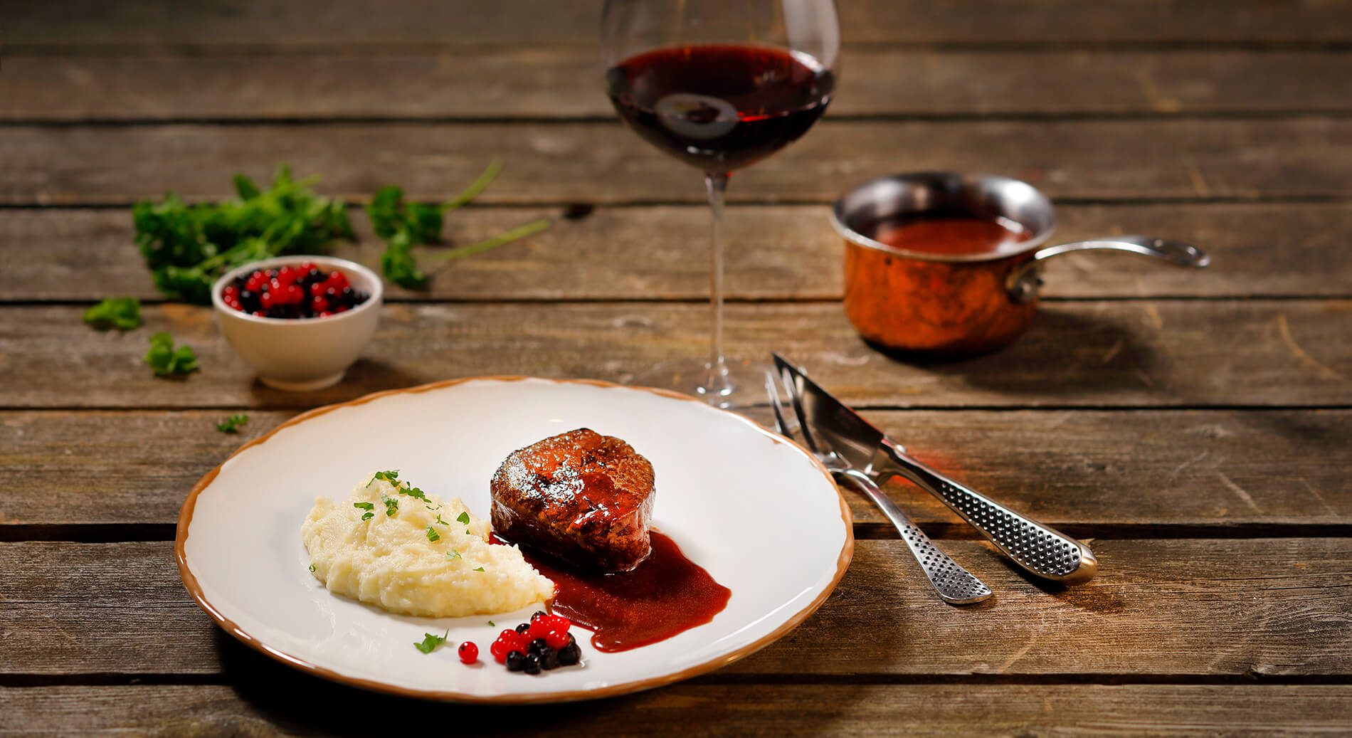 Älgfilé med selleripuré, vilt sky och rårörda bär