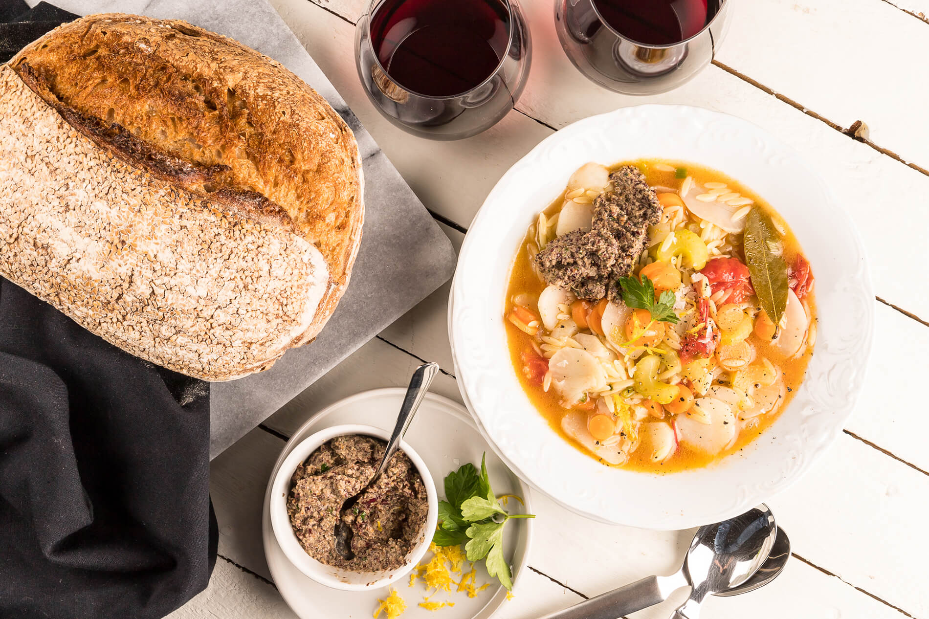 Jordärtskockssoppa, risoni och rosensallatpesto