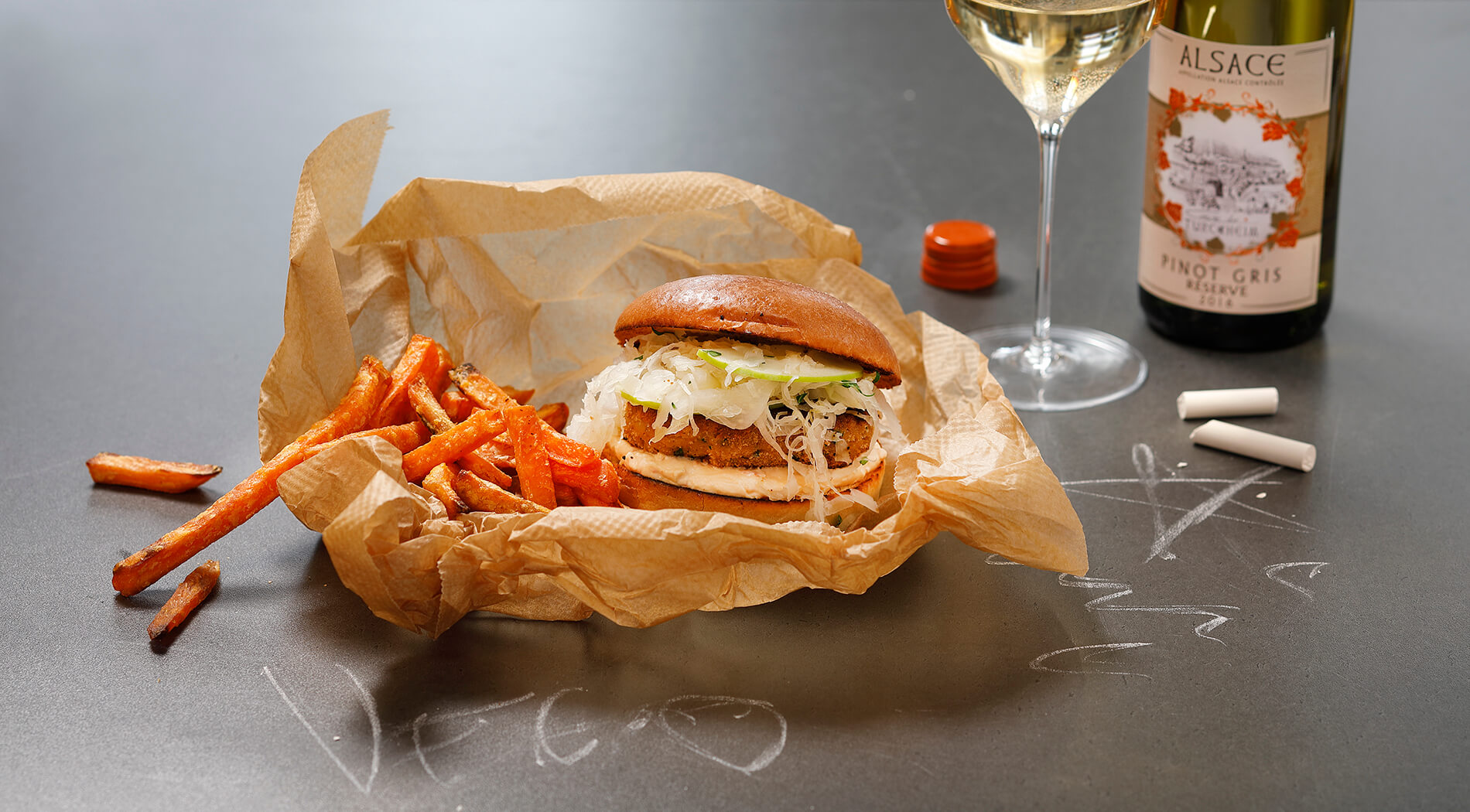 Kikärtsburgare med haloumi och sötpotatispommes