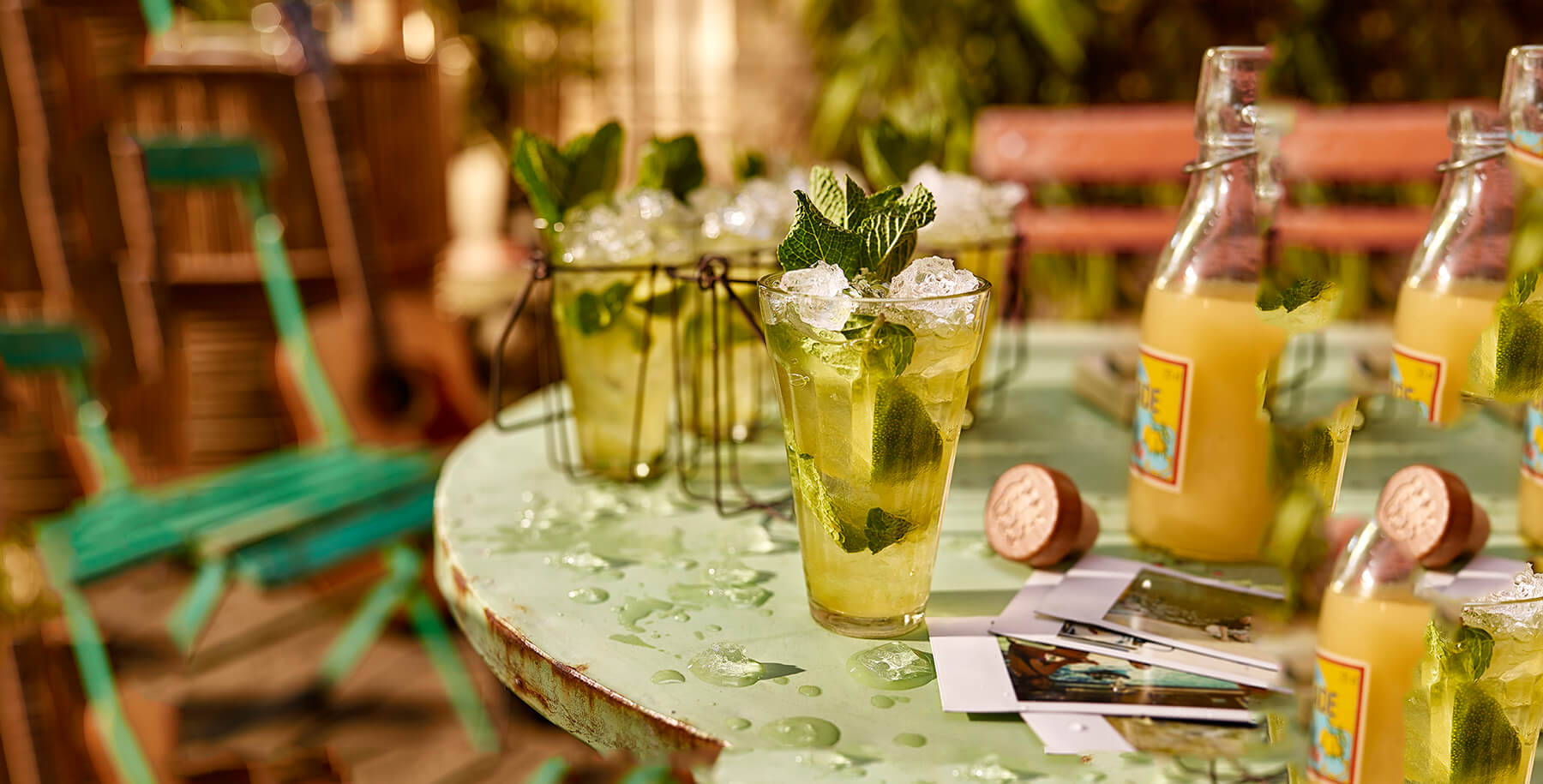 Ett bord med flera glas fyllda med den fräscha och läskande drinken Monkey Mojito, gjord med whiskyn Monkey Shoulder.