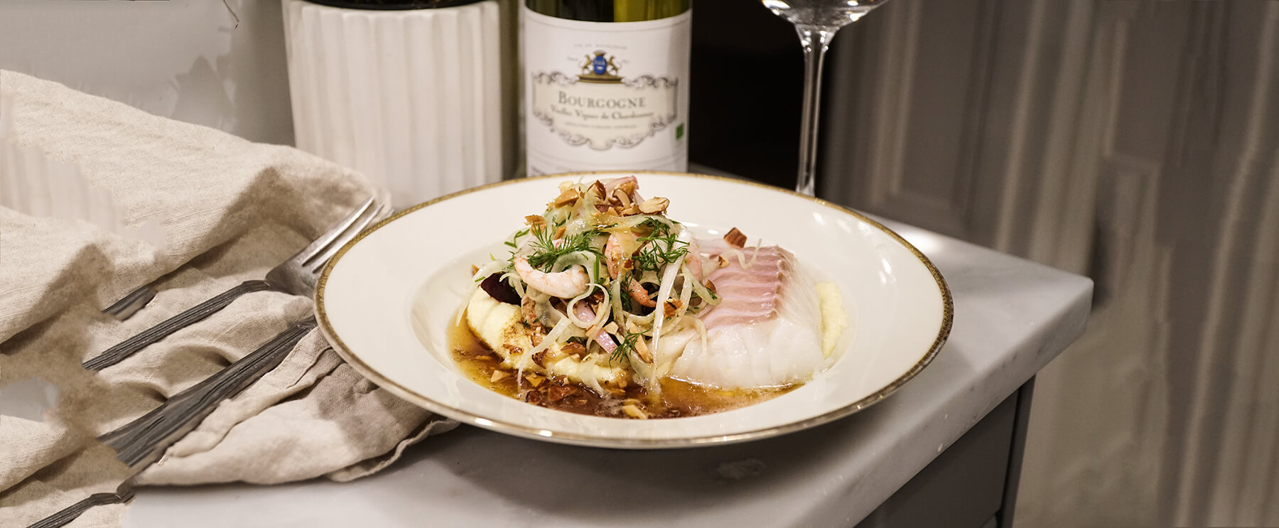 torskrygg på tallrik recept med flaska vin