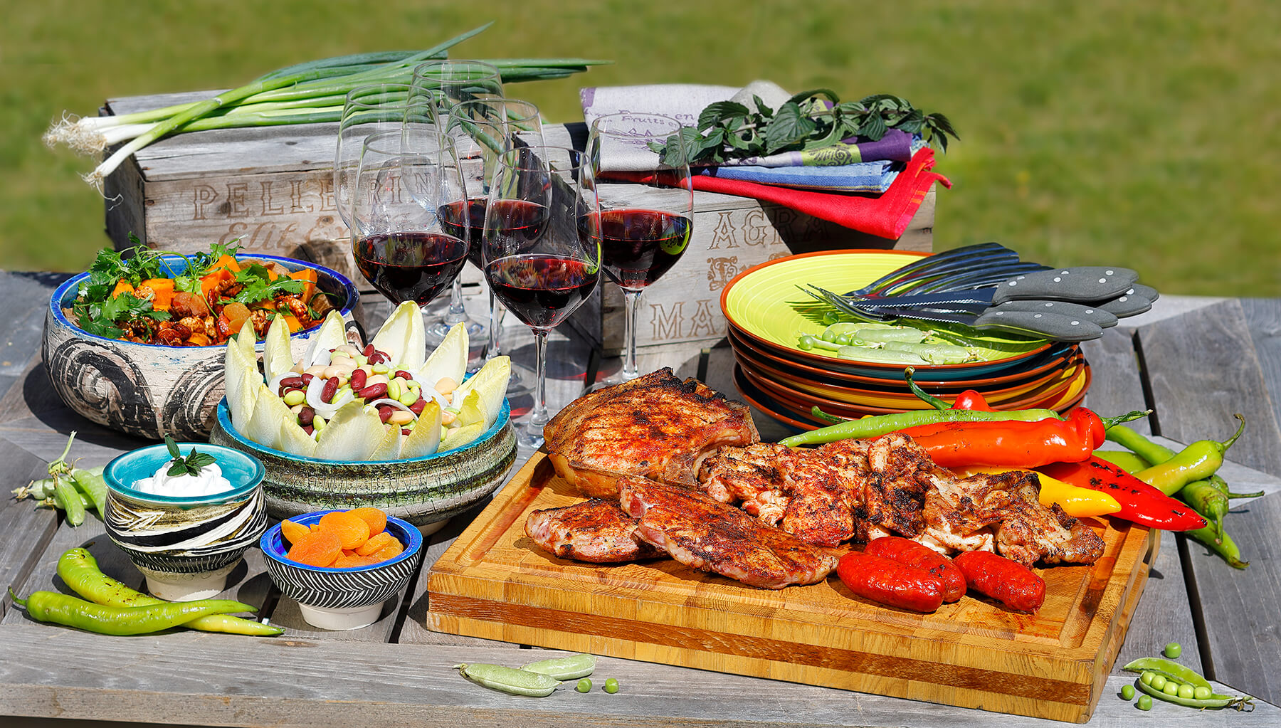 ett bord fullt med grillad mat