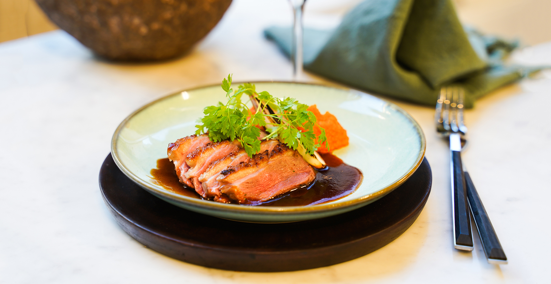 Bakad anka med sötpotatispuré, bränd picklad lök och körvel