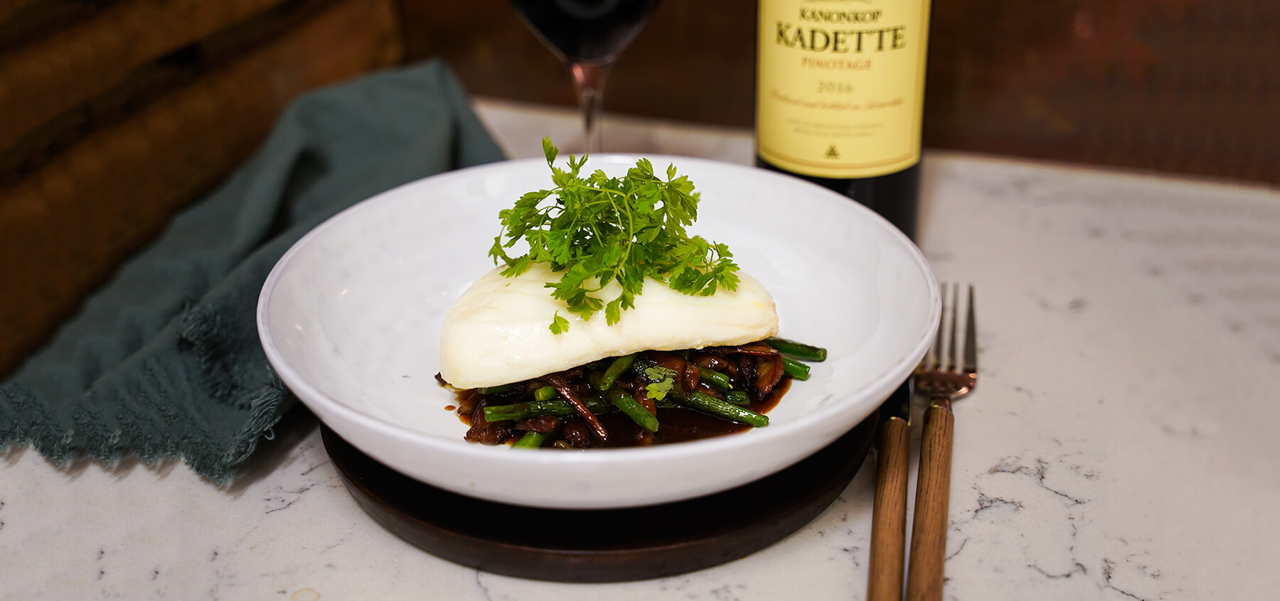 Bakad hälleflundra med råstekt haricotsverts, ostronskivling, rödvinssås och körvel