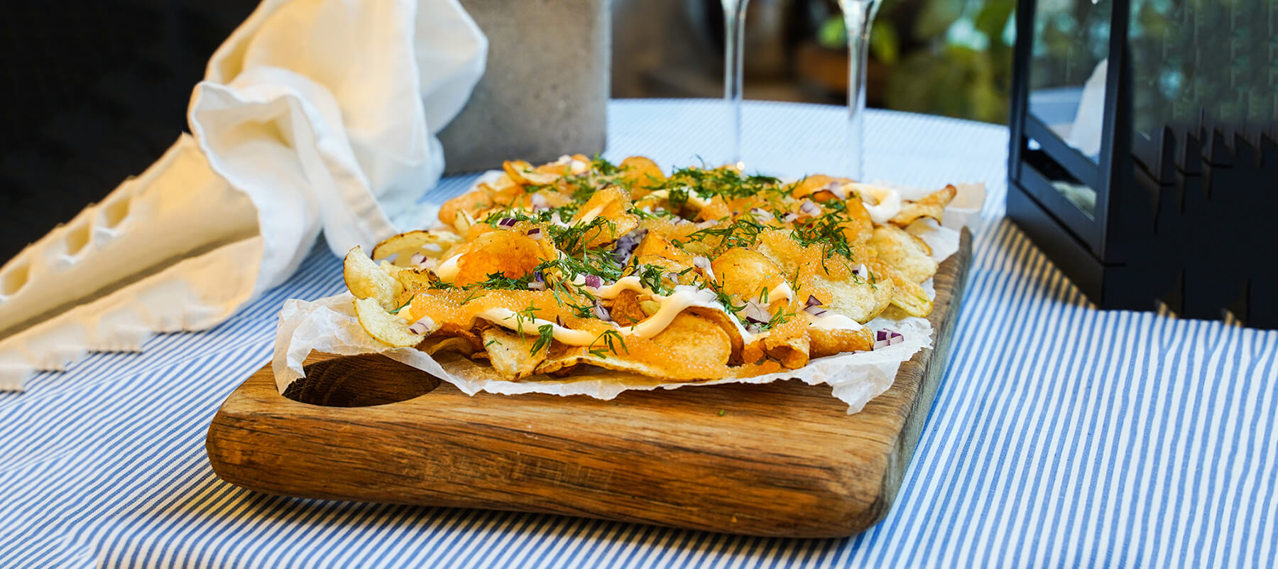 Lyxig chipsbricka med löjrom, vispad smetana, rödlök och dill