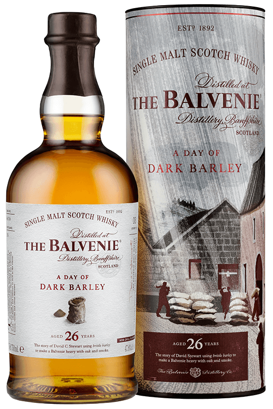En flaska och behållare Balvenie A Day of Dark Barley 26 YO