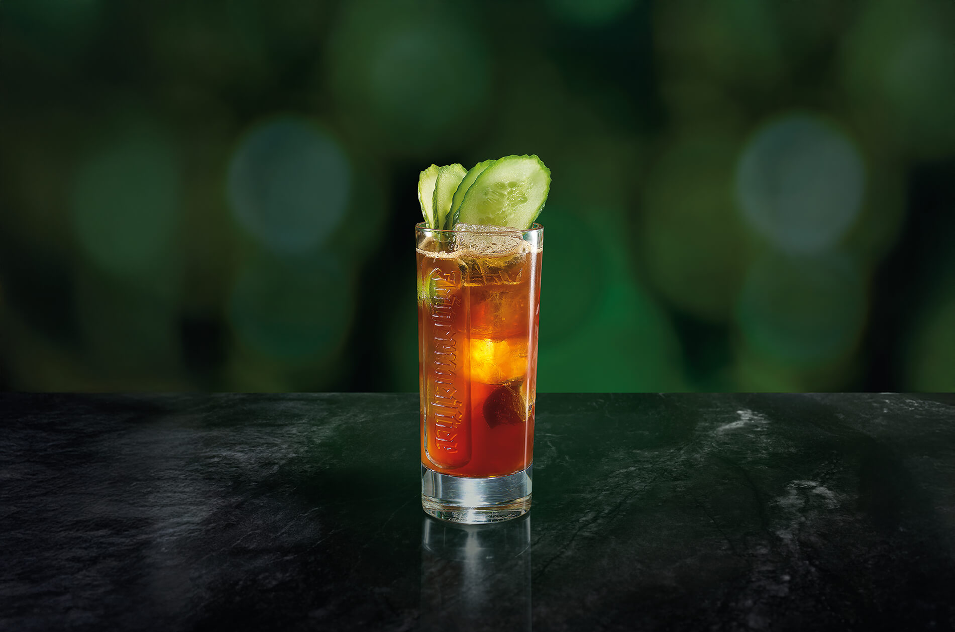 jägermeisterdrink med mule på grön bakgrund