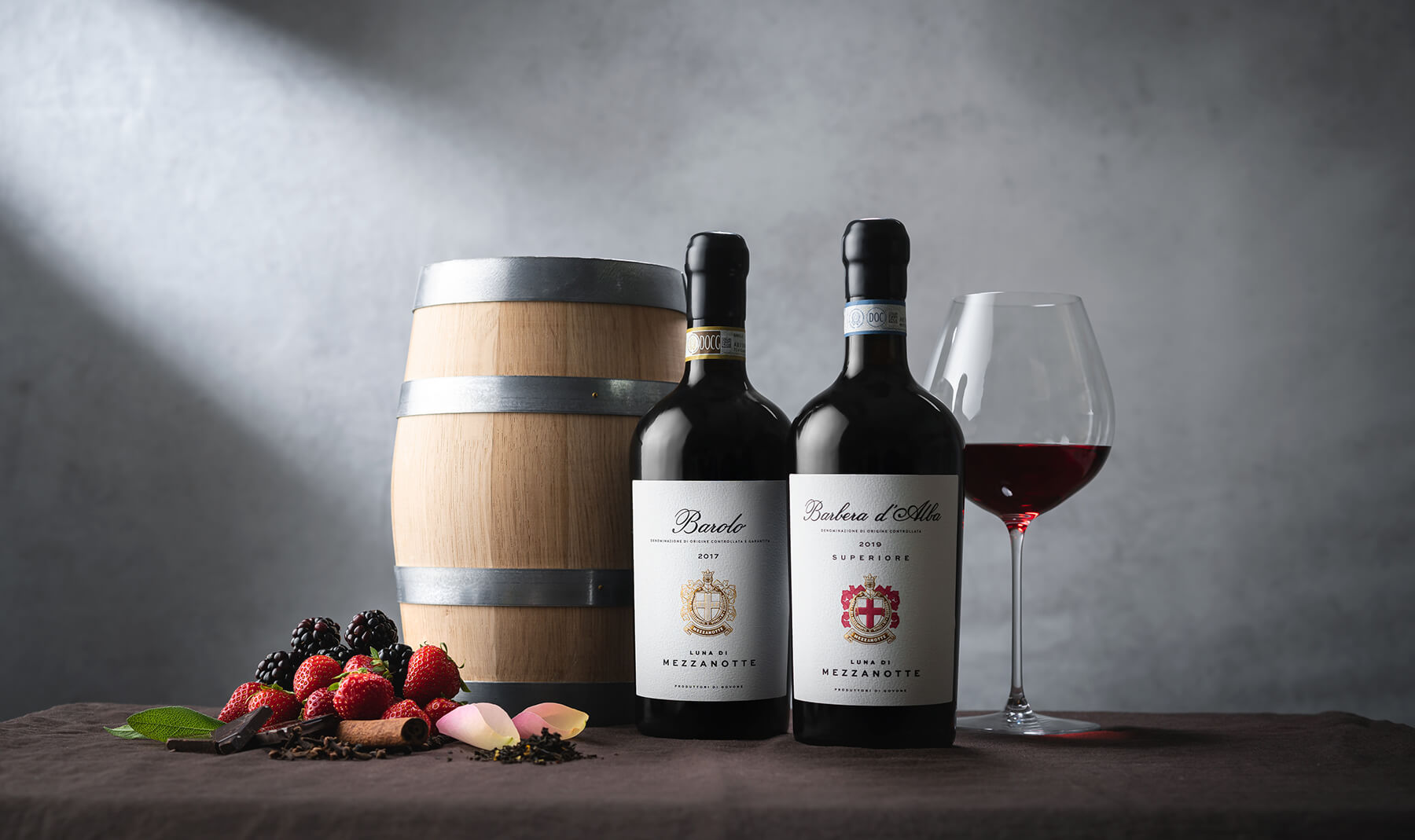 två flaskor luna di mezzanotte rödvin