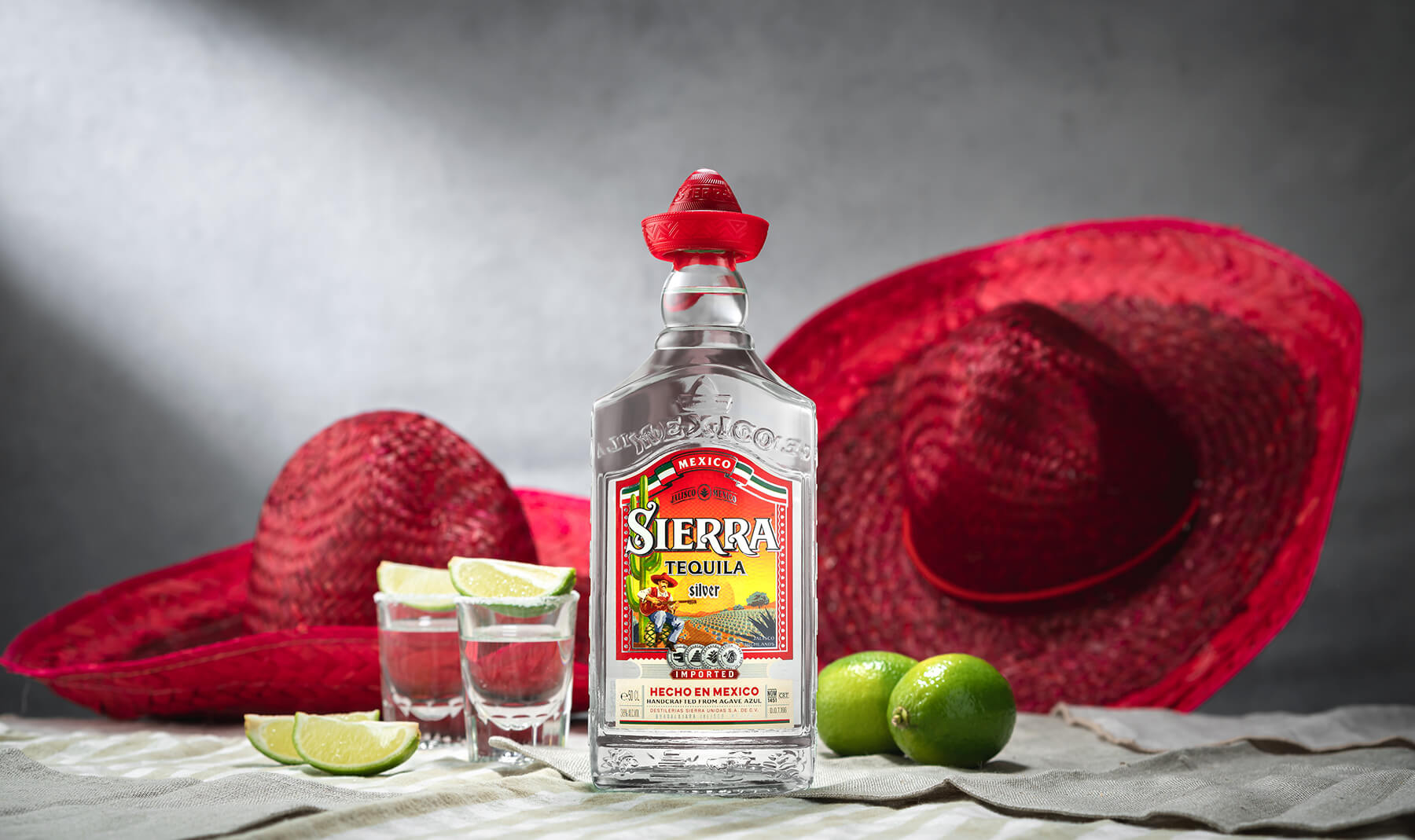 två hattar och sierra silver tequila och ett par shottar