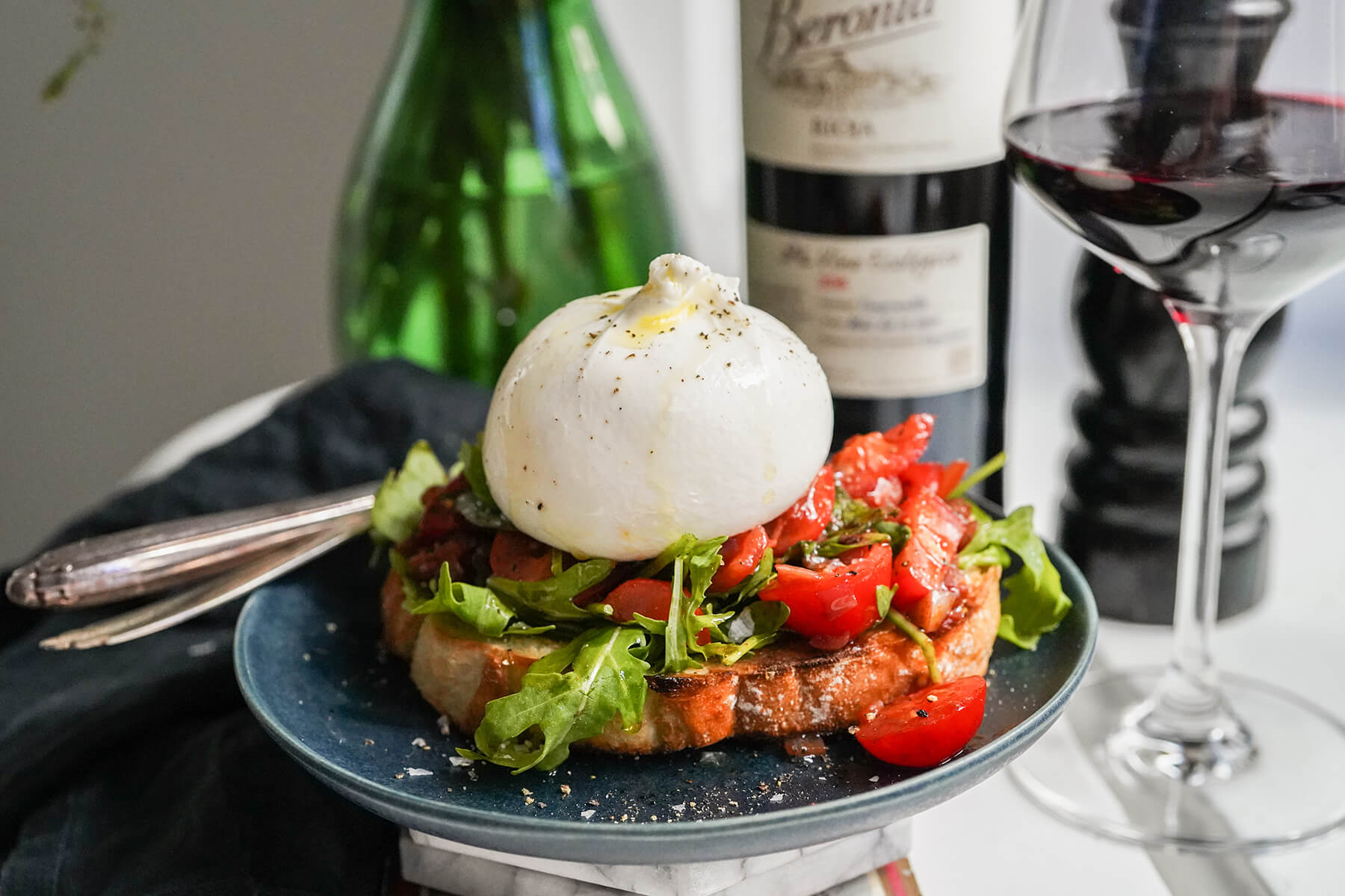 Ljummen Carprese toast med buratina