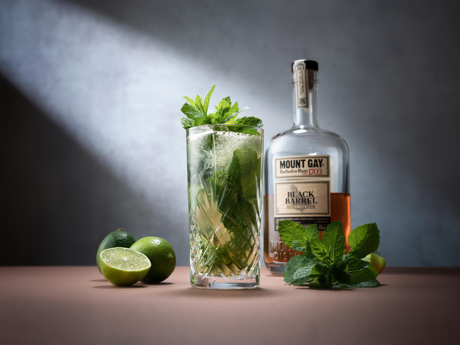 mojito med en flaska mount gay