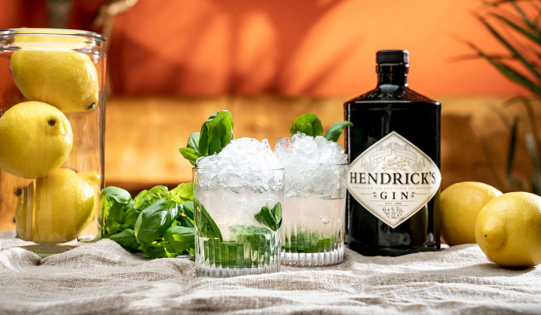 Drinken Gin Basil Smash i drinkglas, fyllda med gin, is och basilika