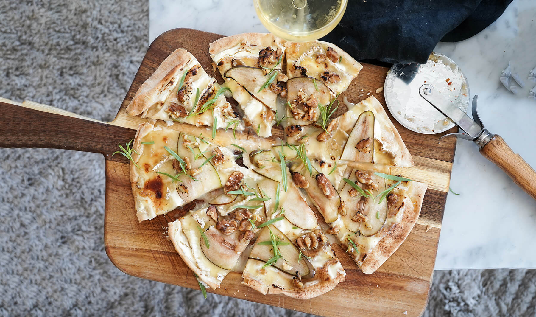 en tallrik med pizza som är delad