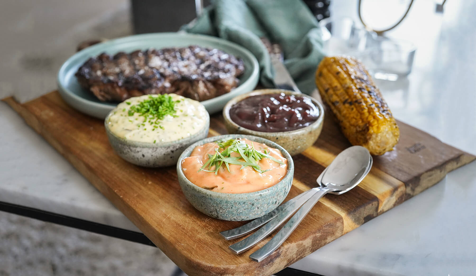 tre såser till grillen skålar