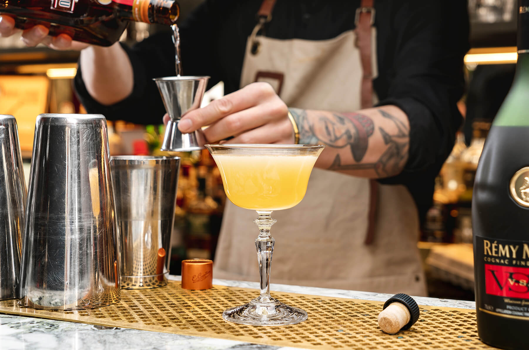 ett cocktailglas med between the sheets