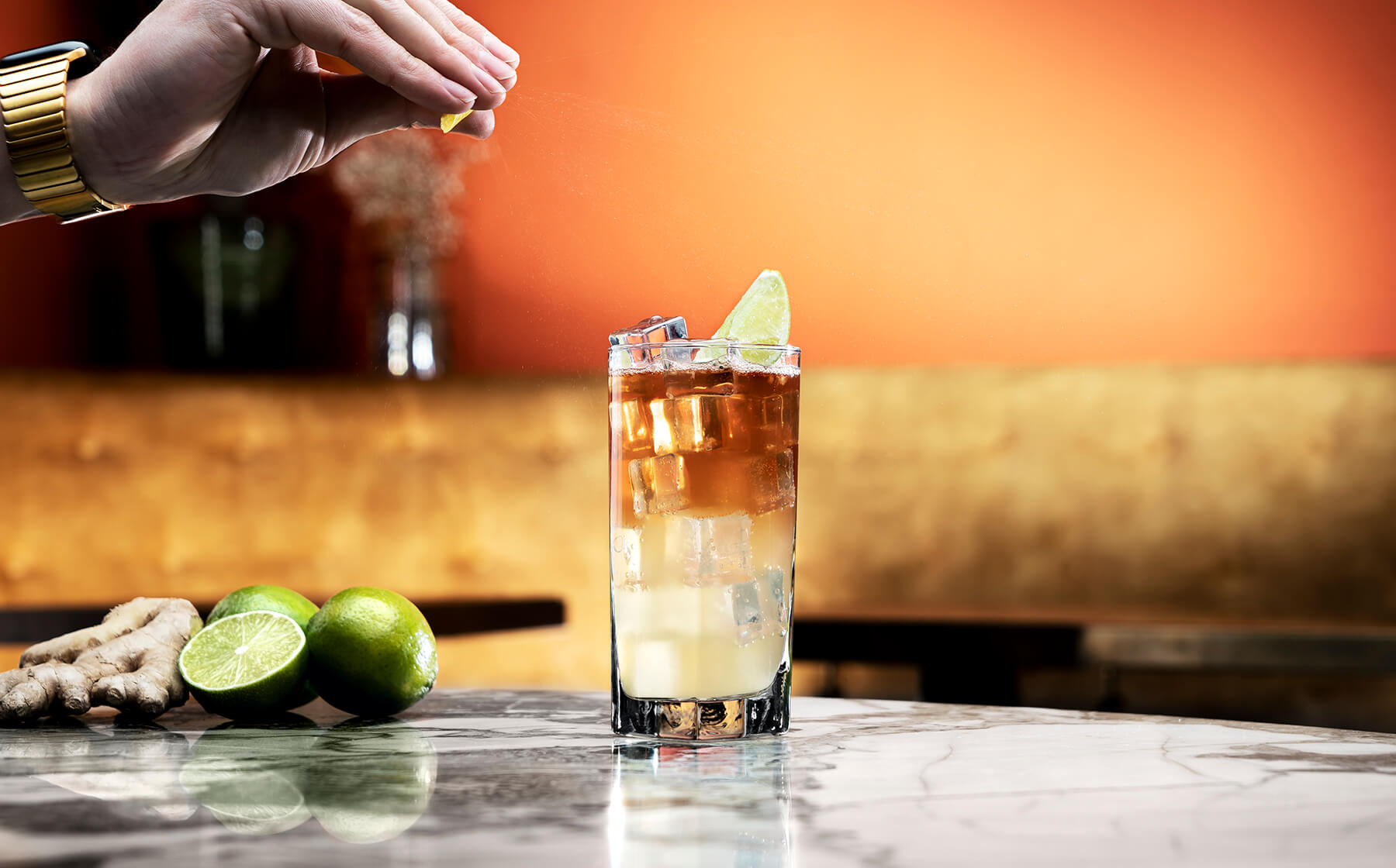 drink dark n stormy glas på bord