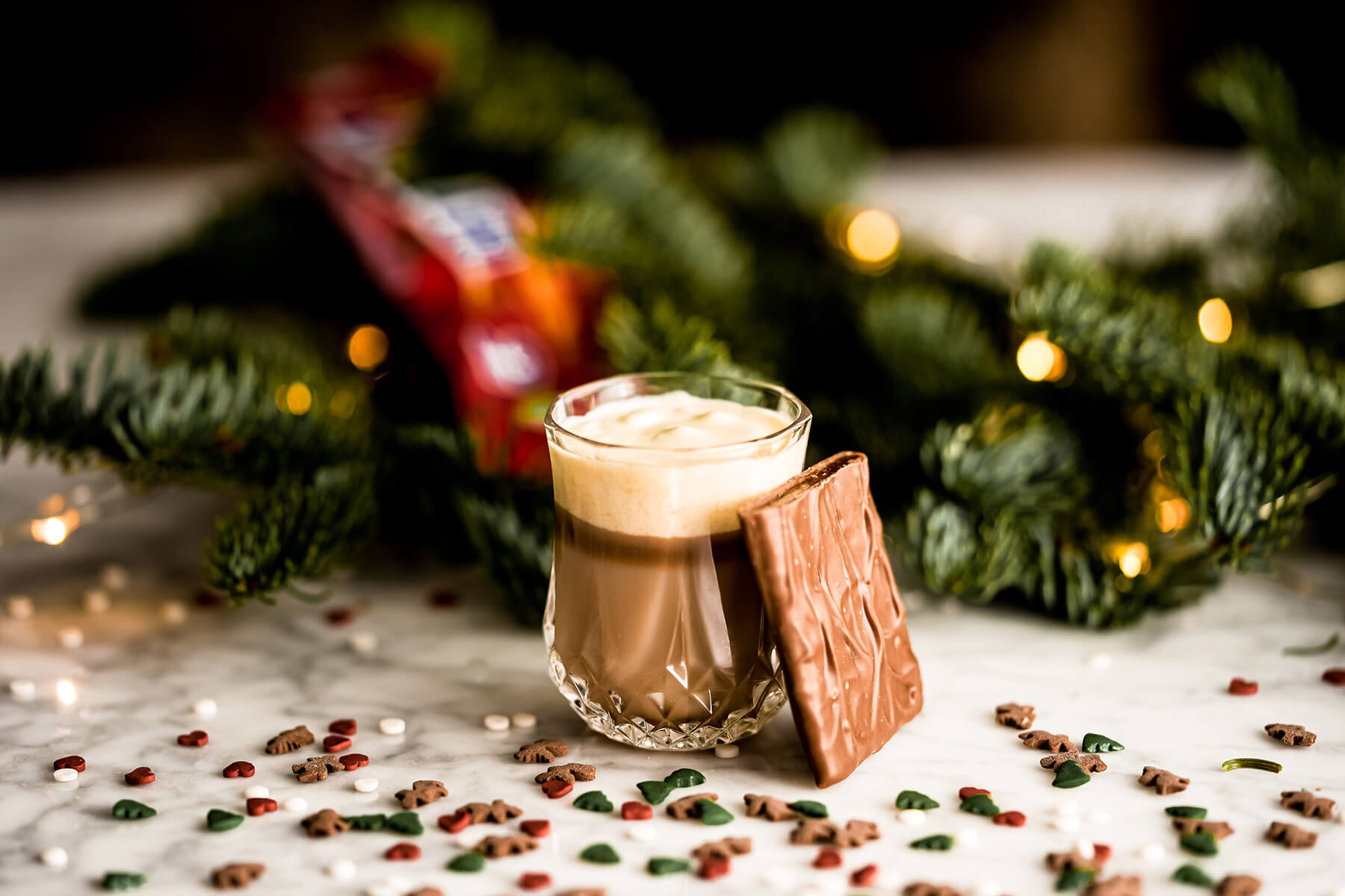 ett glas med shot o knäck