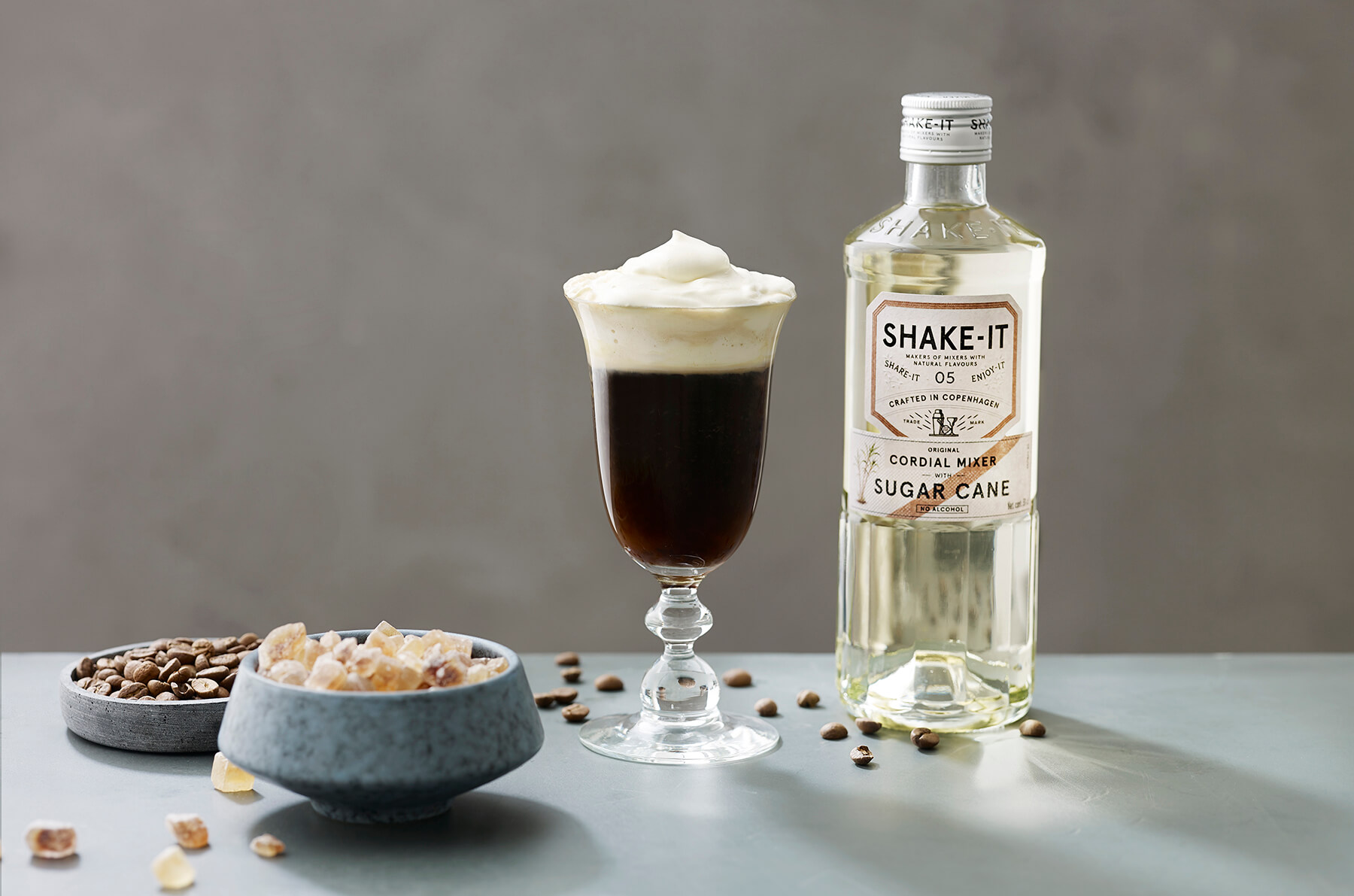 irish coffee med socker i glas och en flaska