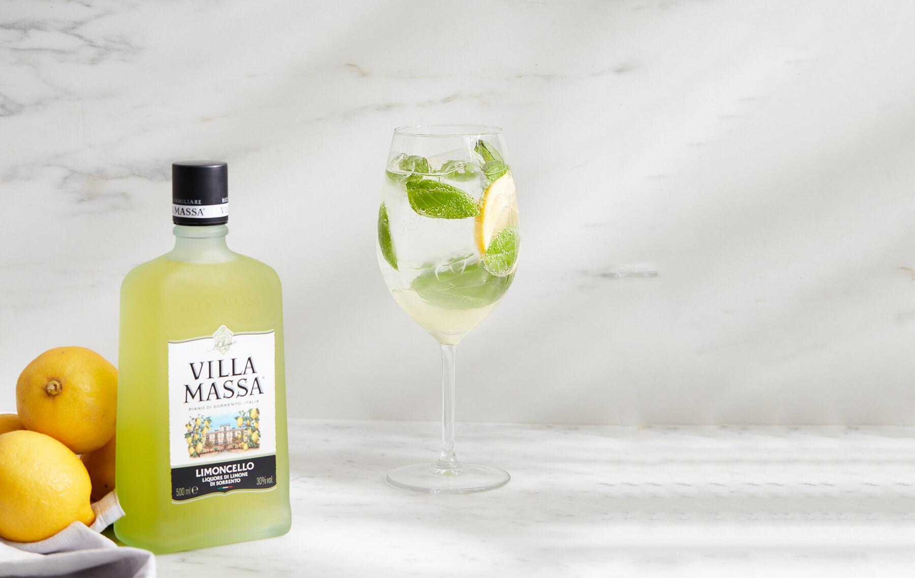 ett glas med drink villa massa tonic och basilika