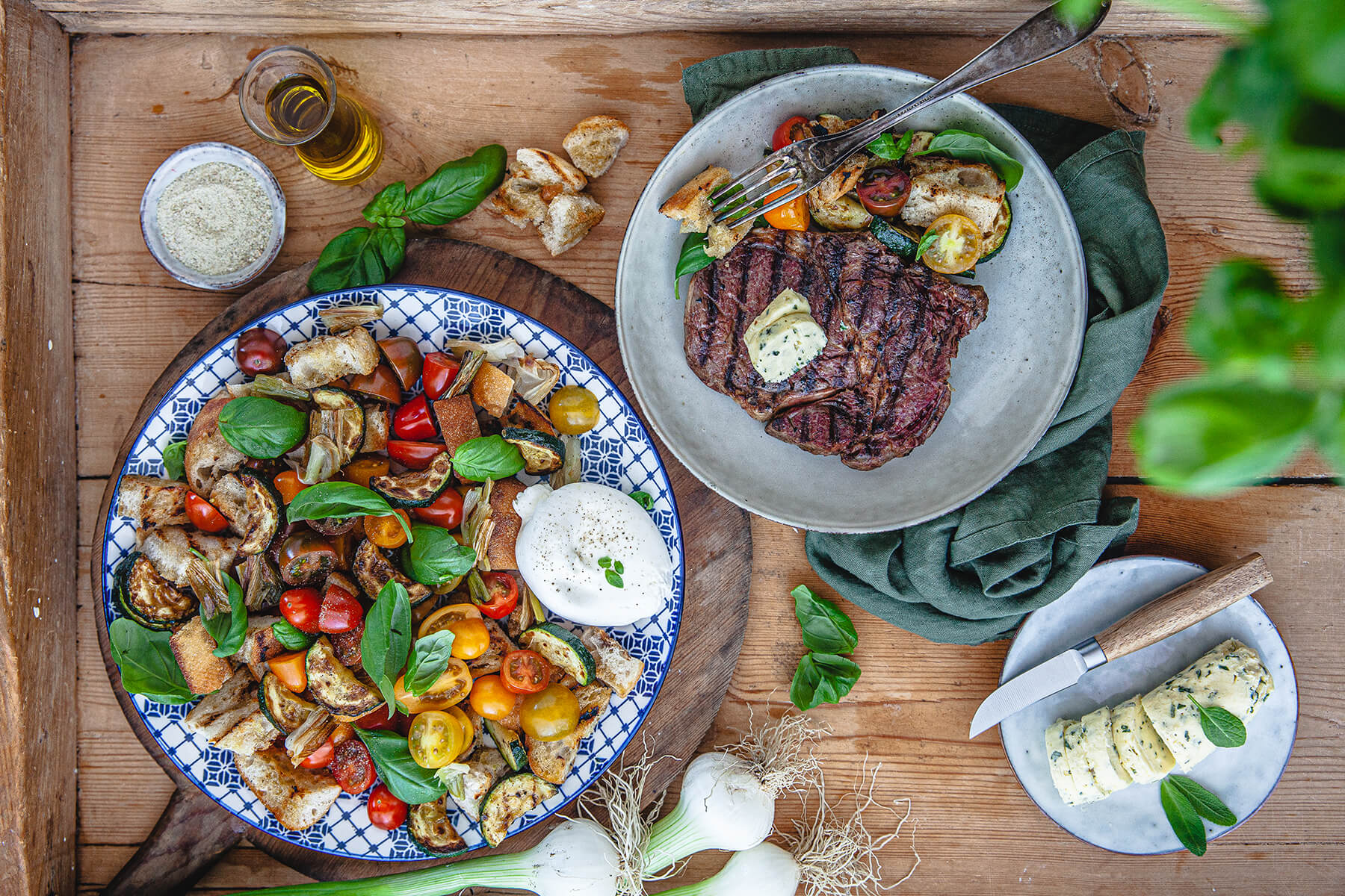 grillad entrecote med salviasmör på tallrikar